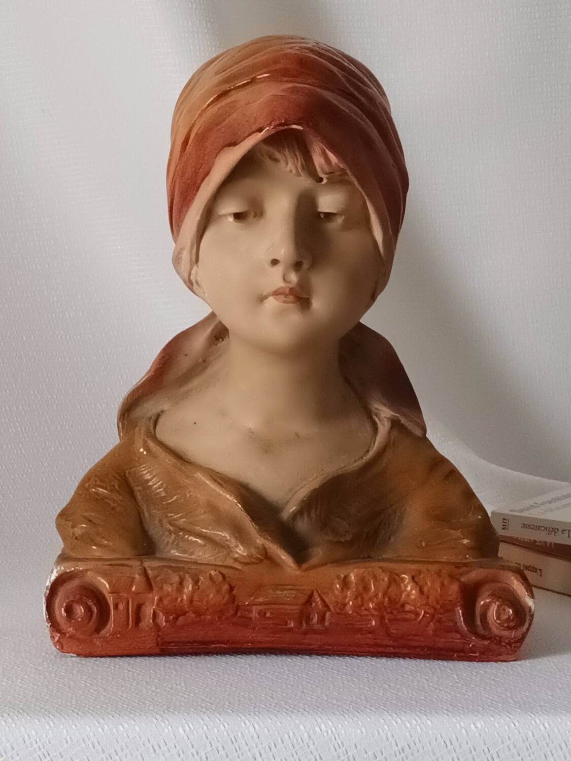 Buste jeune femme en plâtre XXème