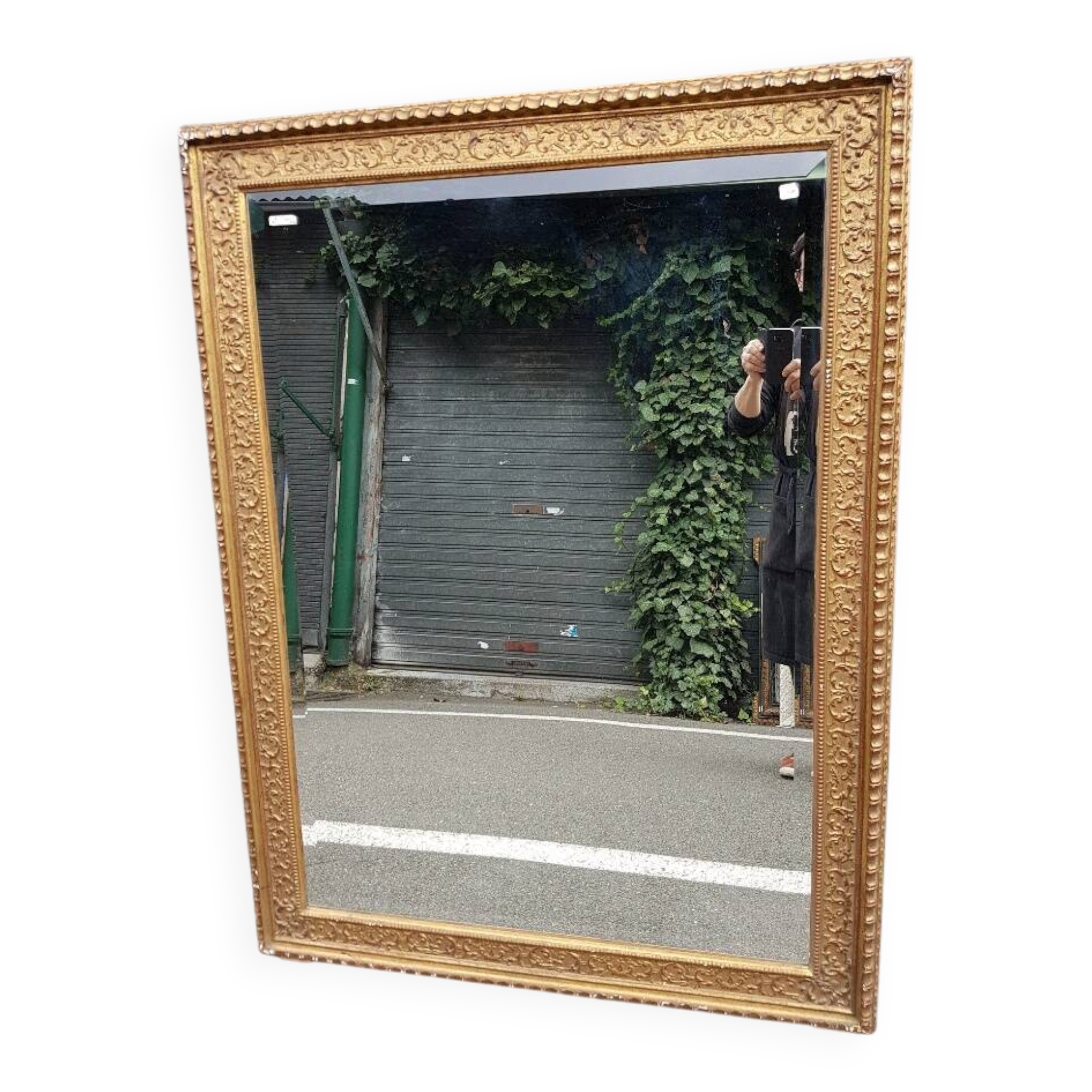 17th century Italian style gilded mirror in carved wood.