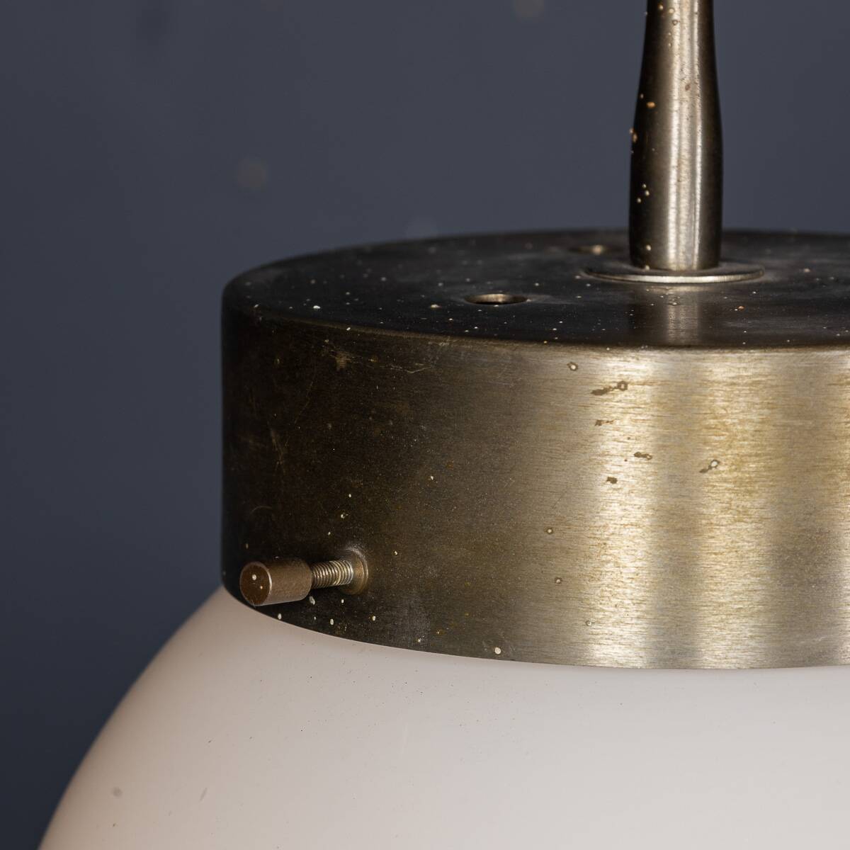 Paire de suspensions en opaline "Delta" italienne des années 1960 par Sergio Mazza.