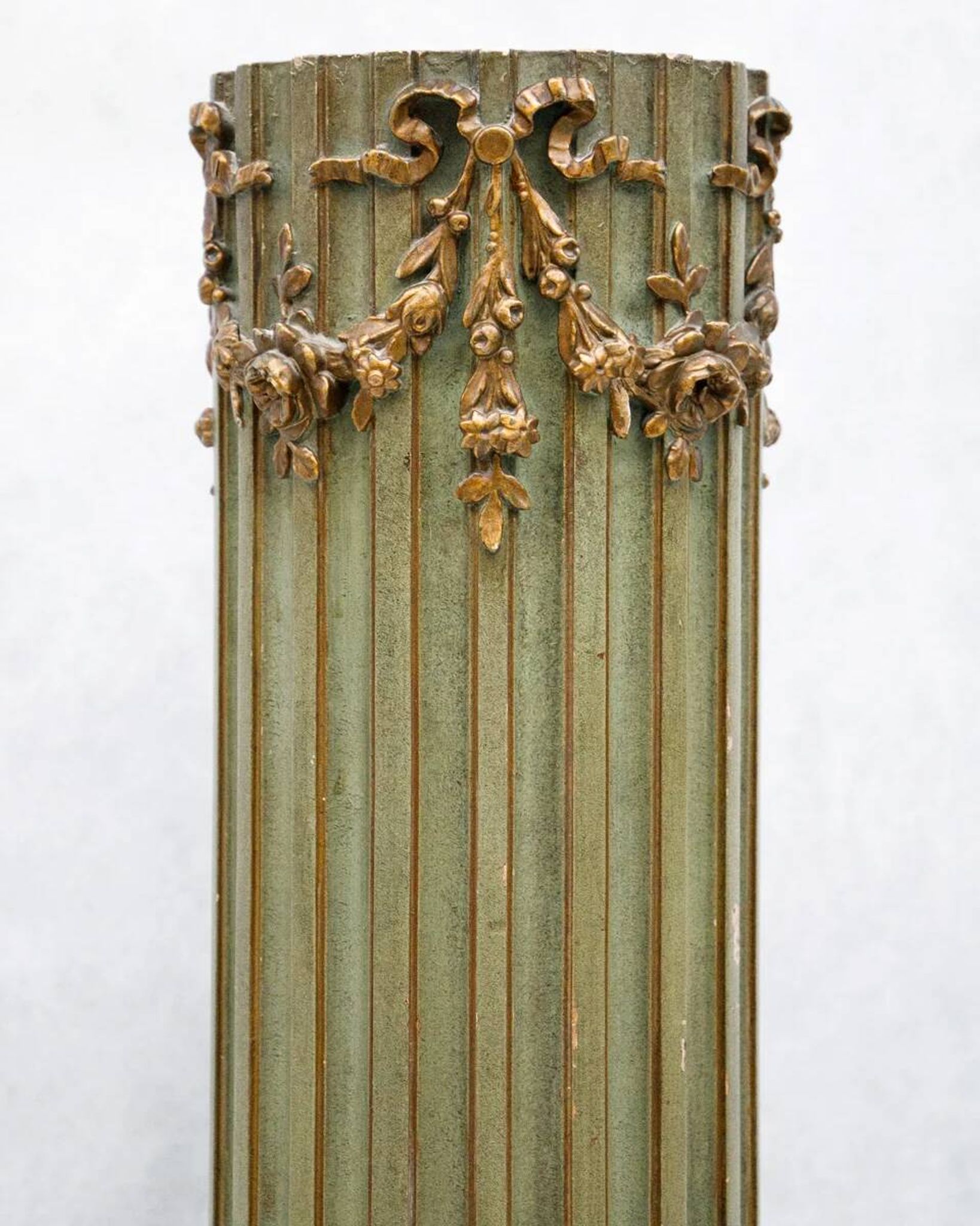 Colonne piédestal style Louis XVI vert olive