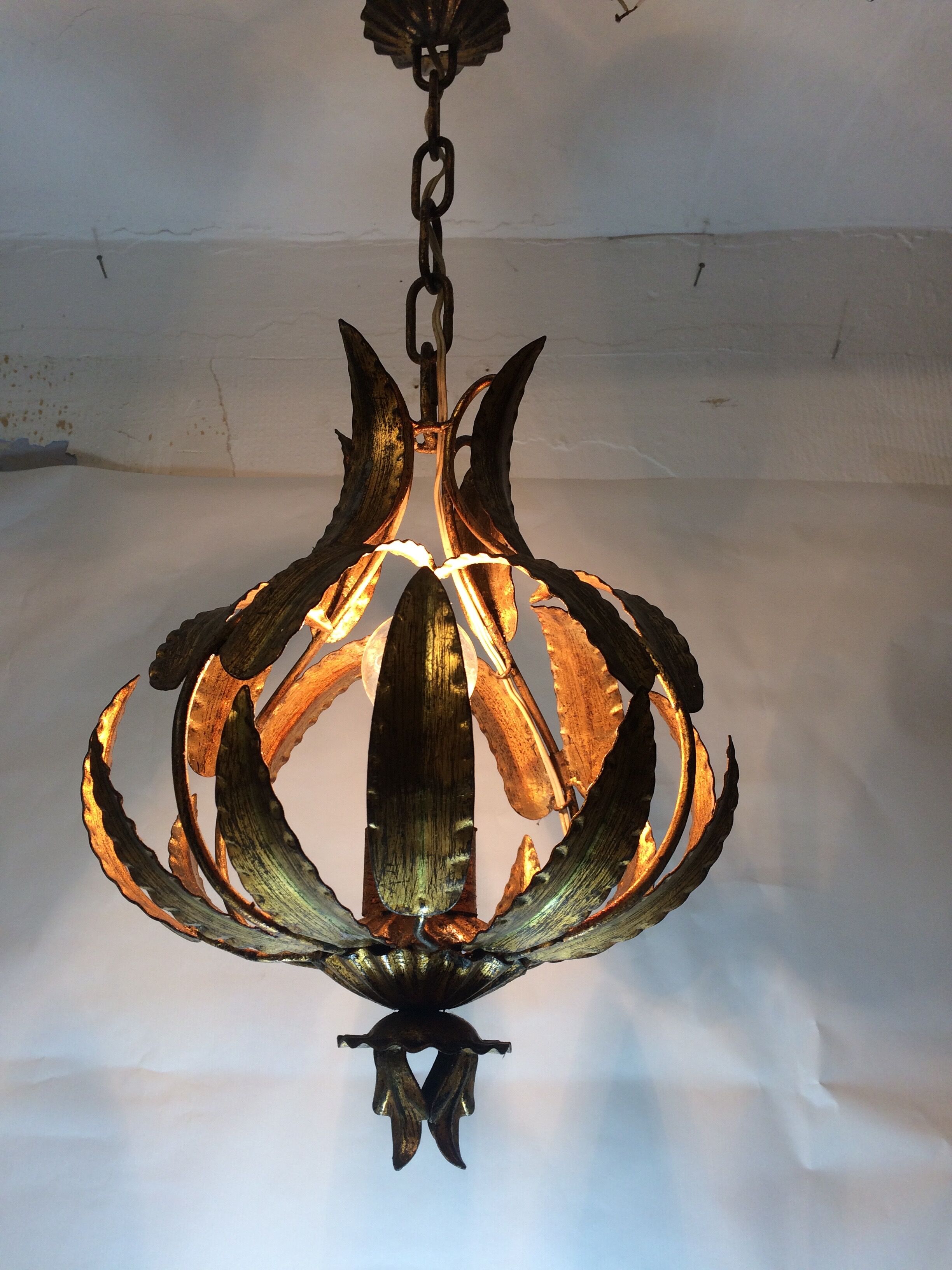 Suspension brutalist flower of the 1950s