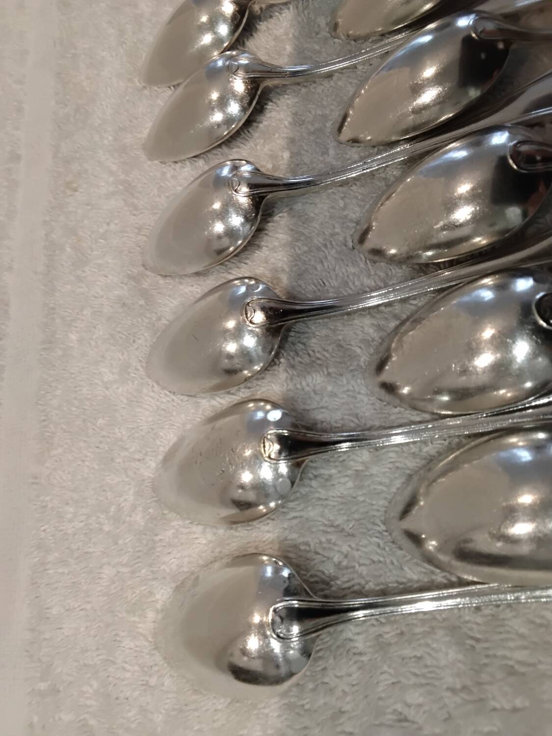 12 silver-plated metal teaspoons by Apollo silversmiths, decorated with fillets, 14.2cm