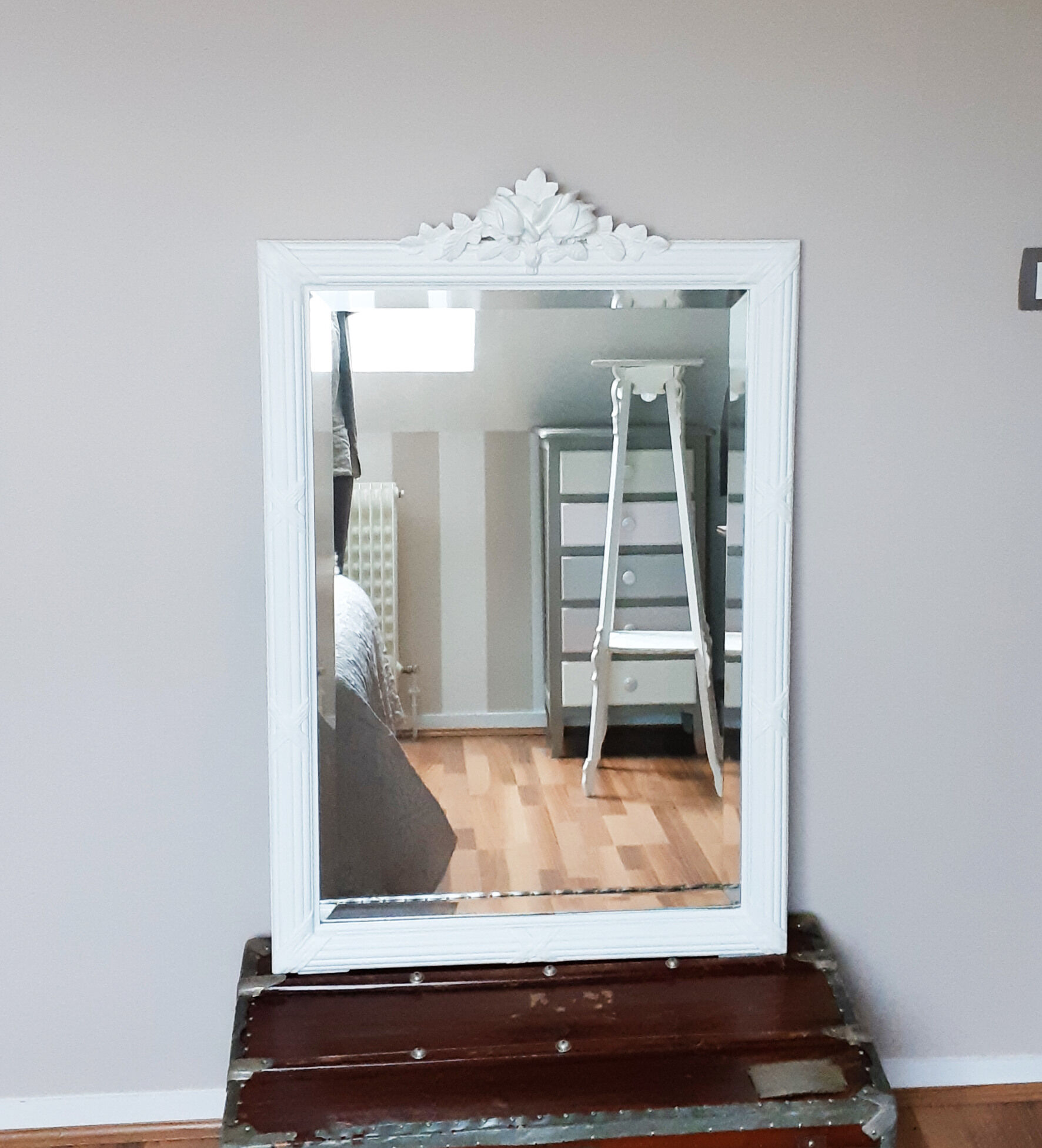 Miroir glace biseautée, guirlades de roses