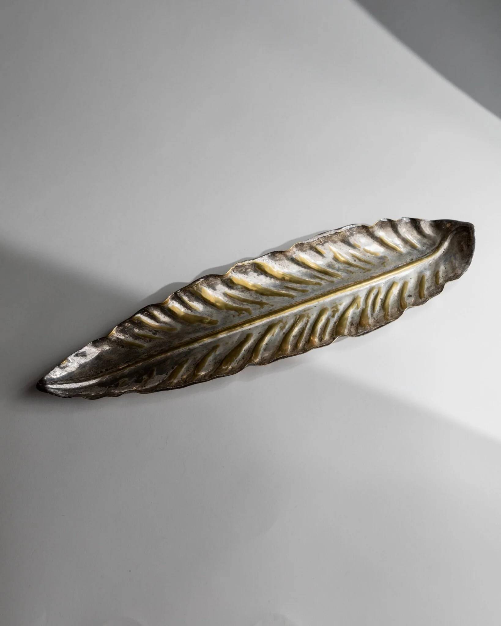 Large vintage bowl in the shape of a leaf in silver metal with gold details - Mid-Century design Italy 1970s