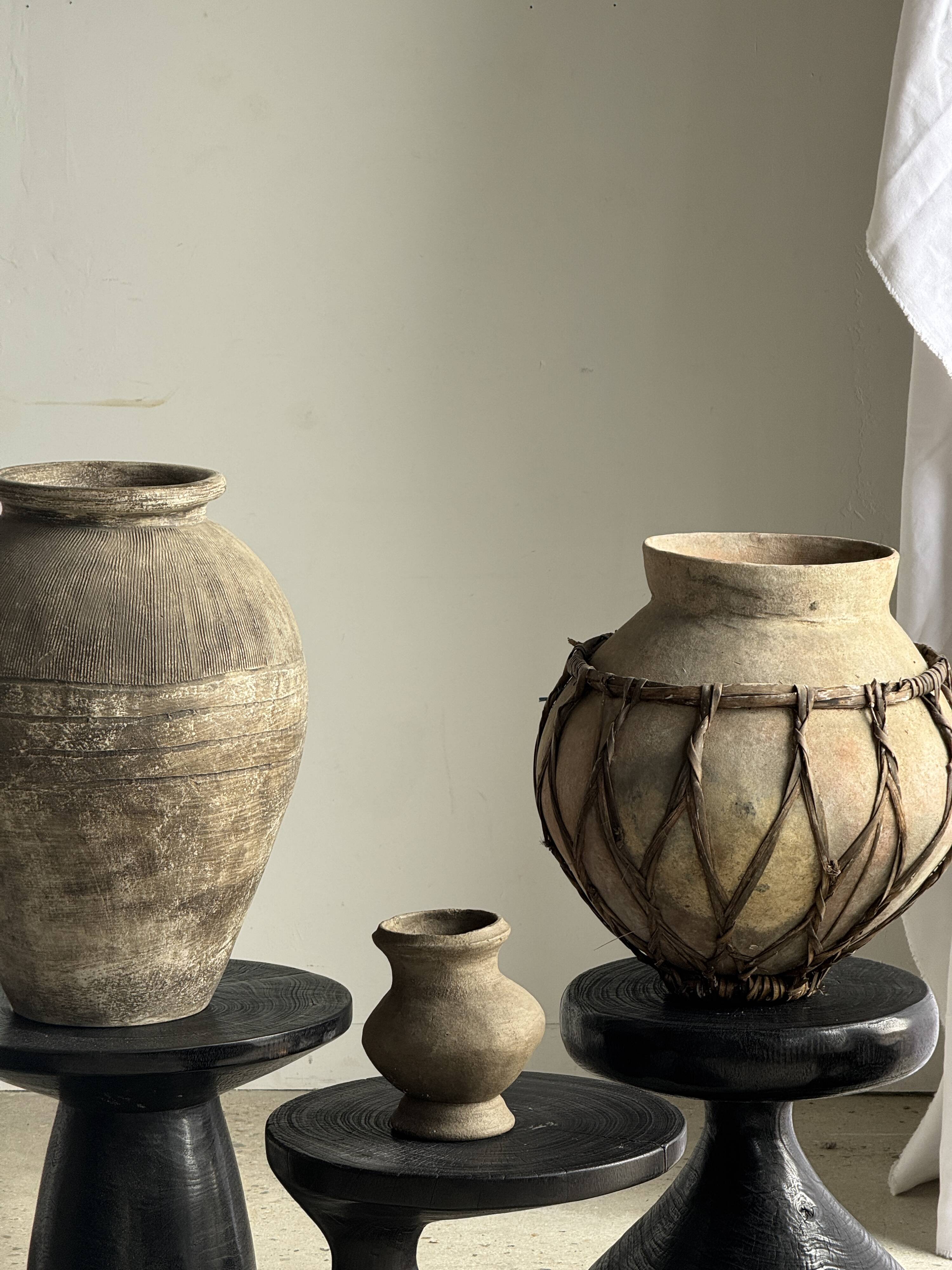 Pot antique gris indonésien motifs de cernes et stries