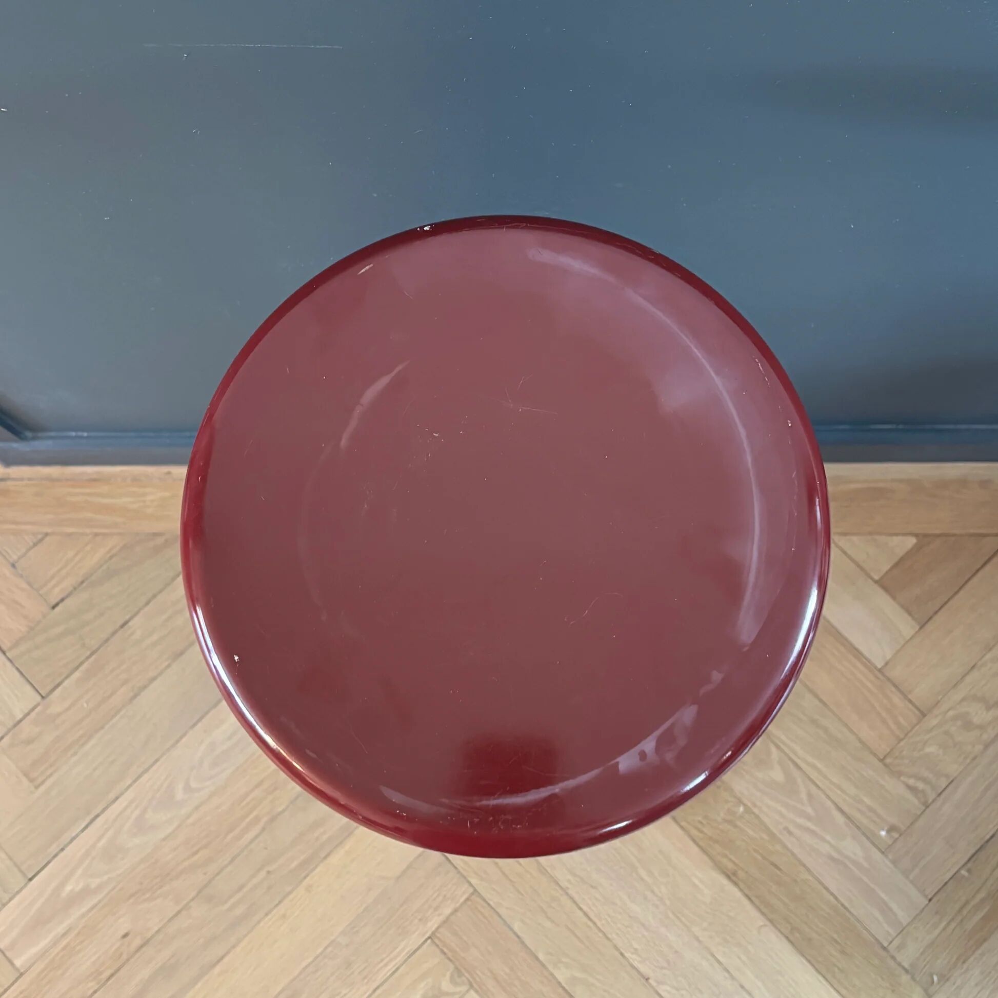 Porte-plante / sellette en plastique bordeaux vintage