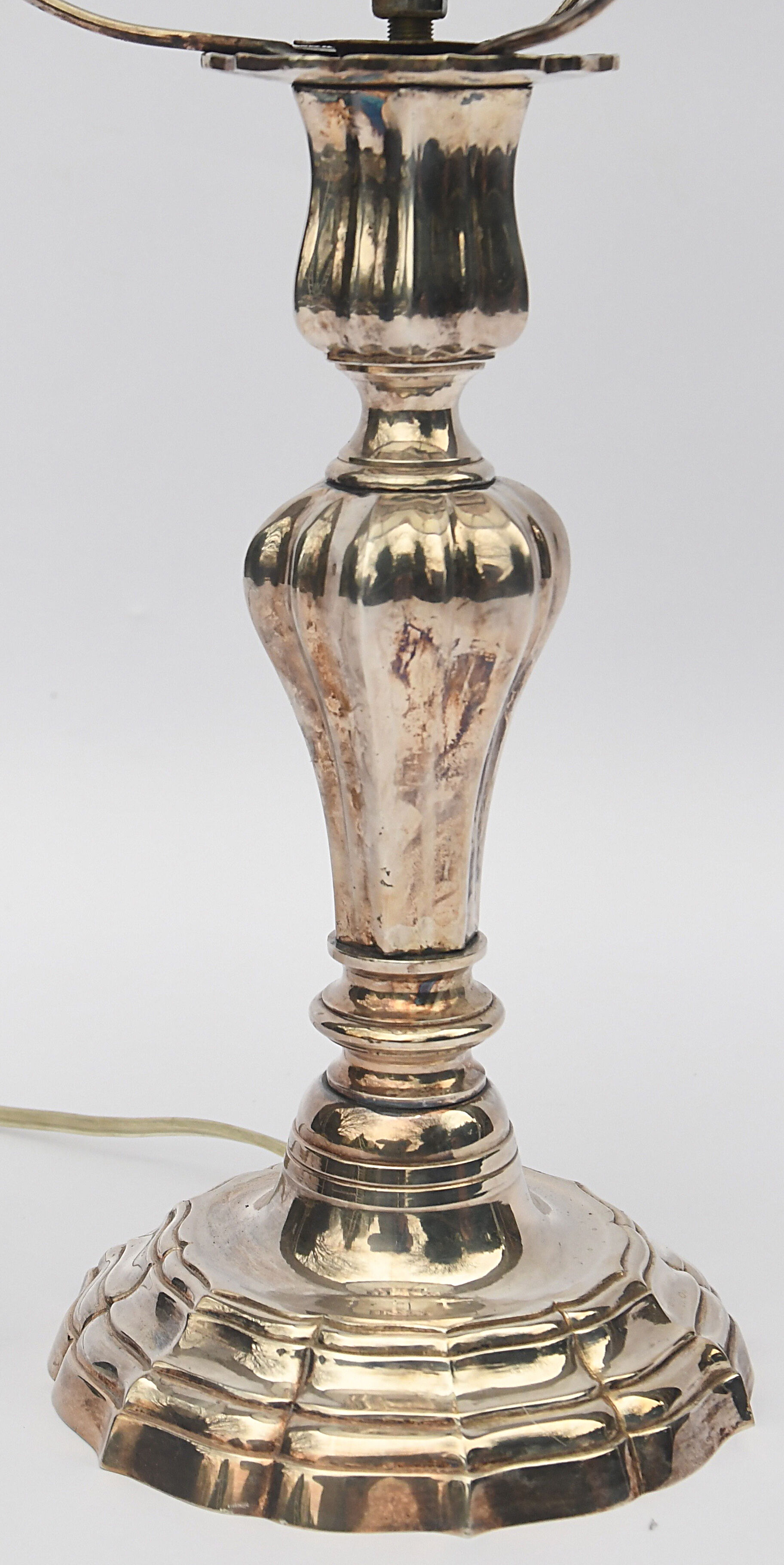 Art Deco lamp in molded glass and silver metal