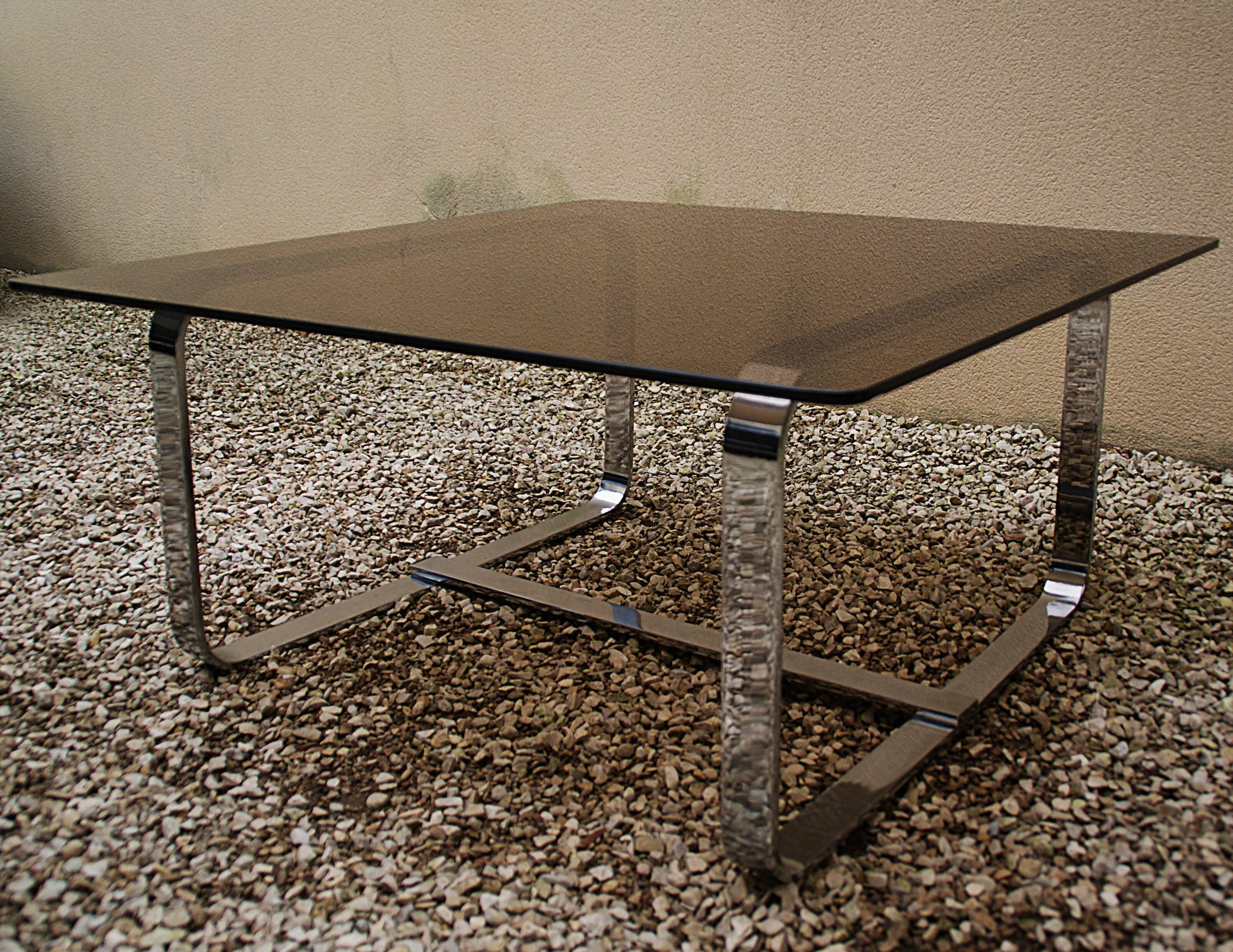 Table basse Roche Bobois 1970 verre fumé piètement en métal chromé.