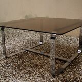 Table basse Roche Bobois 1970 verre fumé piètement en métal chromé.