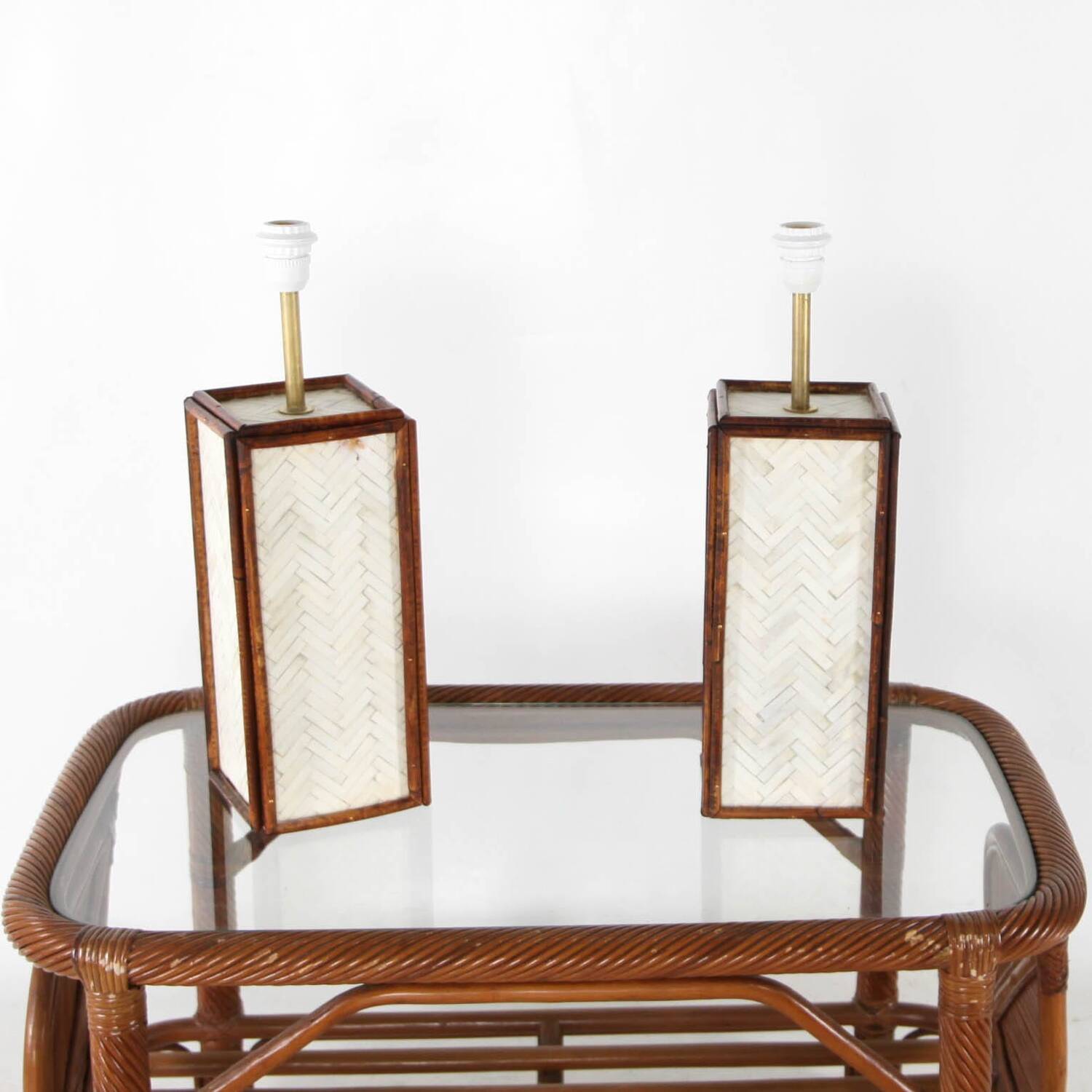 Paire de lampes en os et rotin