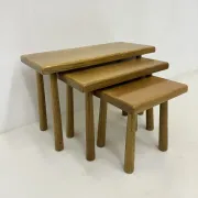 Ensemble de tables gigognes en chêne massif style brutaliste, années 1970.