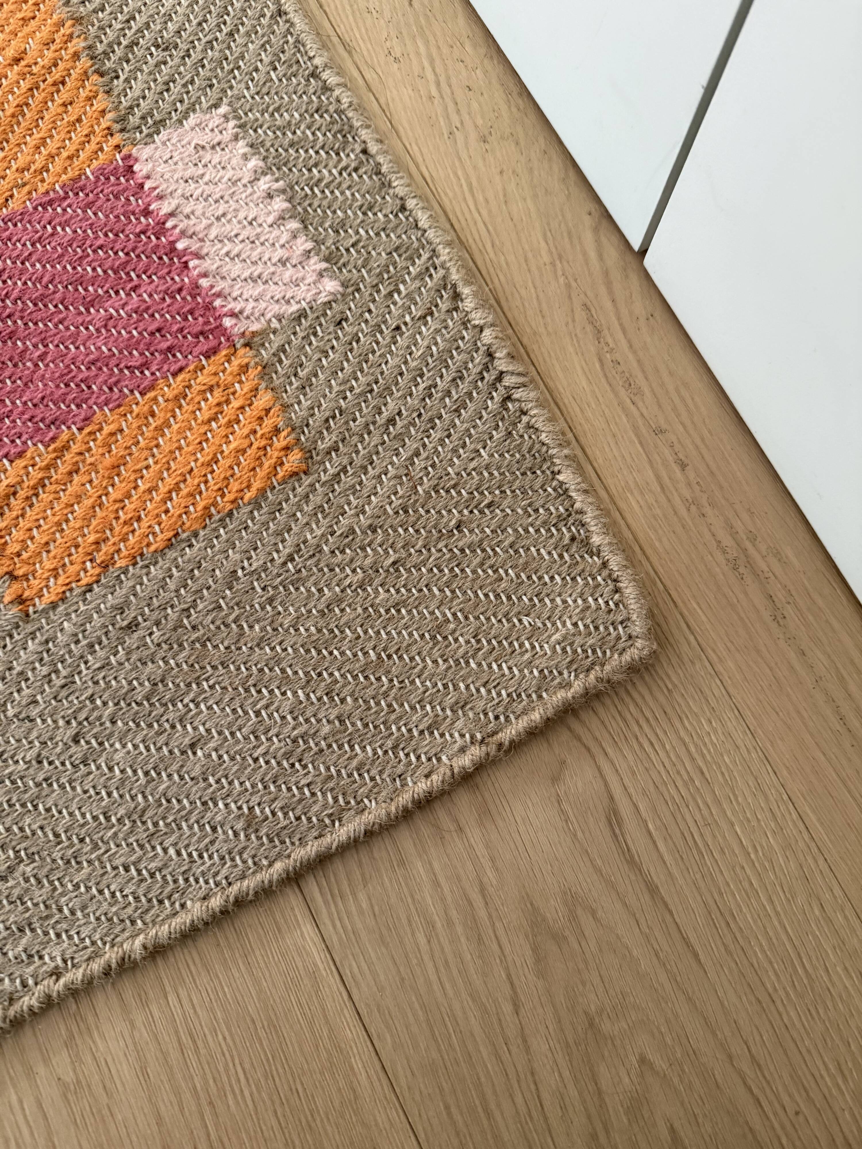 Jute rug with pink and orange patterns Matias Moellenbach