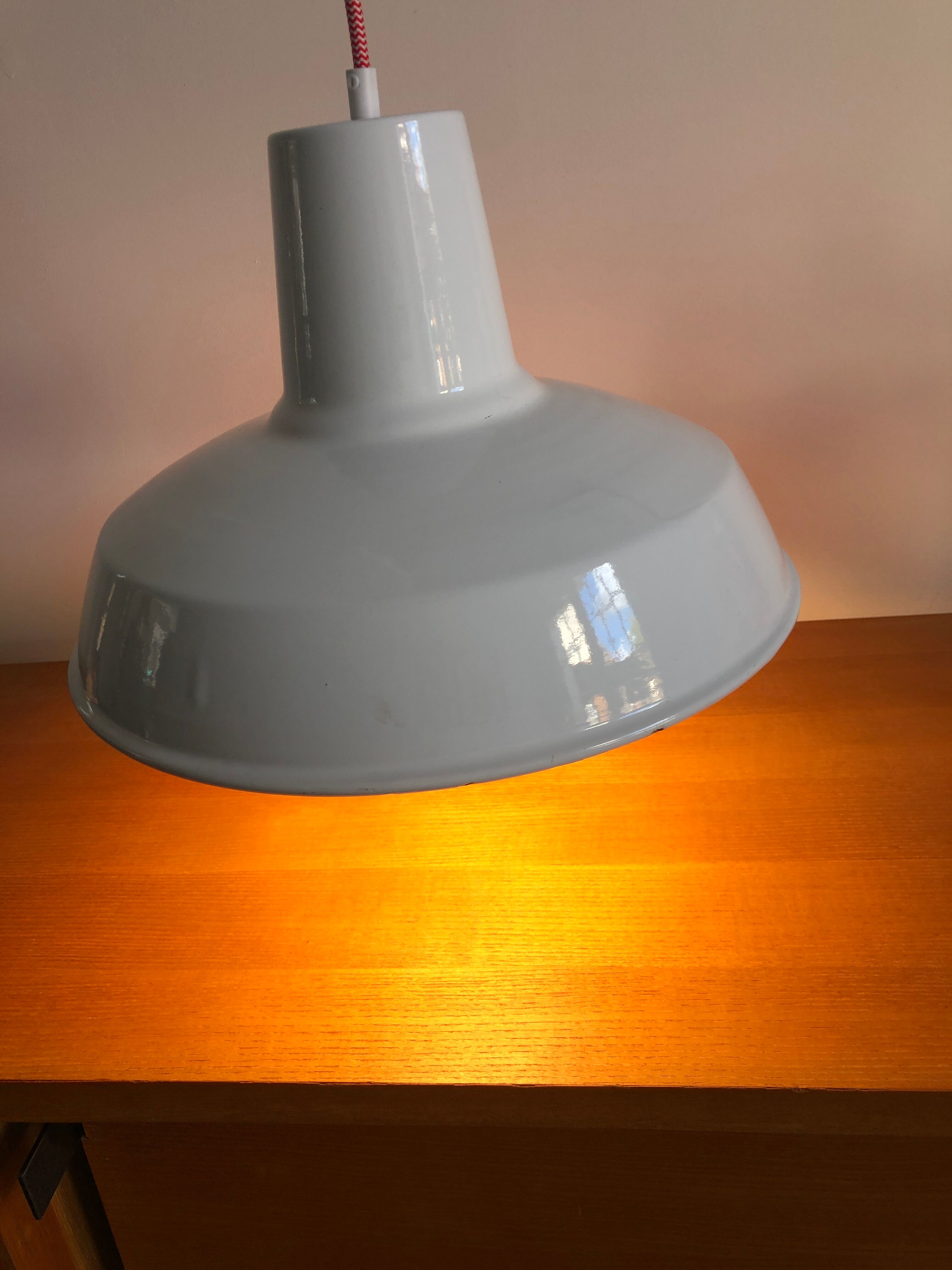 Suspension bowl enamelled white