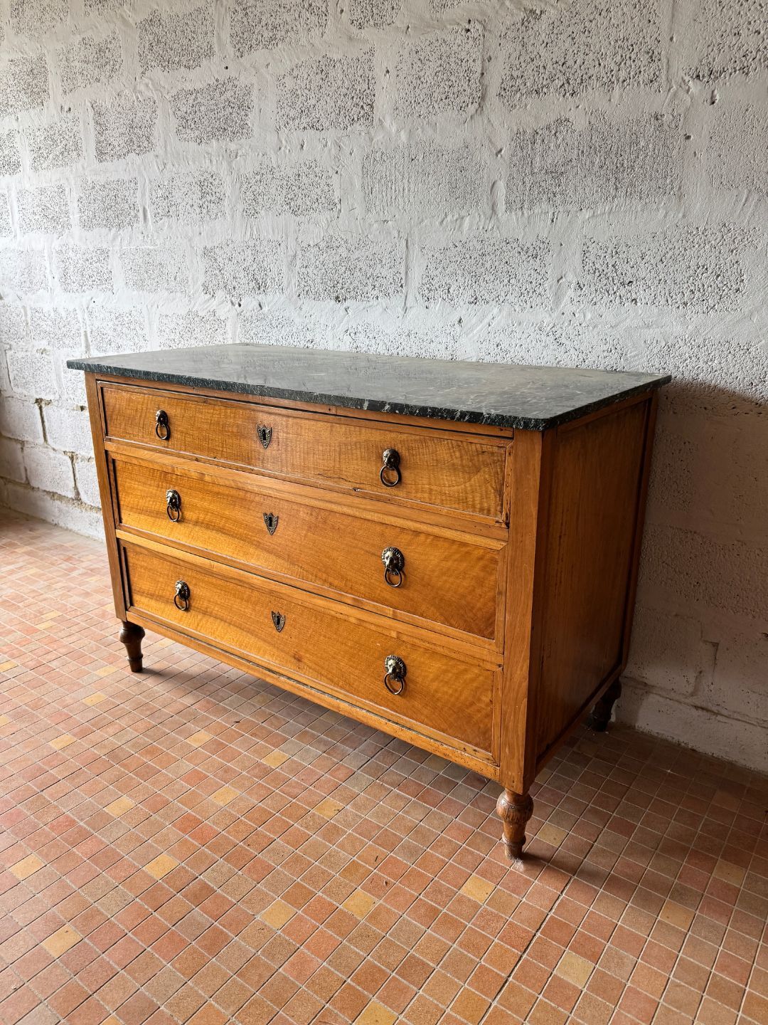 Commode ancienne en noyer