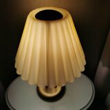 Lampe de table en laiton avec capot en verre plissé années 90