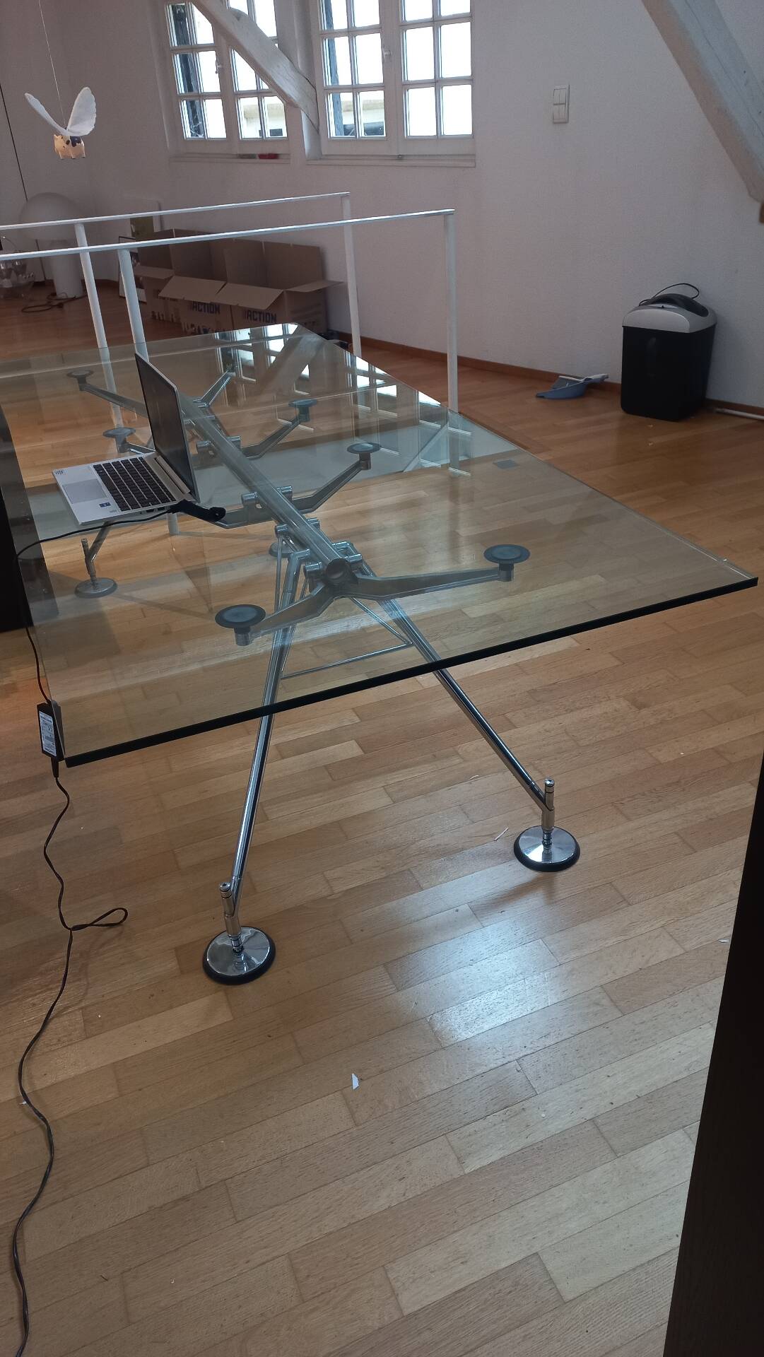 Glass desk Nomos