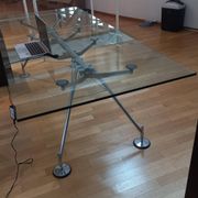 Glass desk Nomos