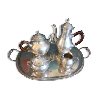 Tea set in tin