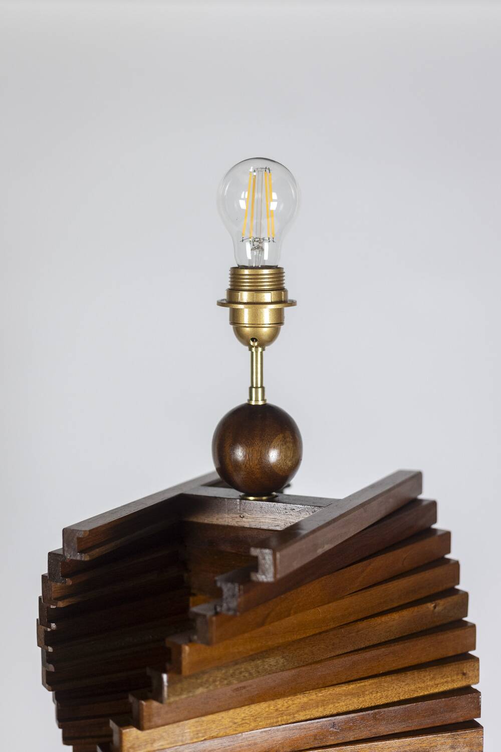 Pied de lampe en bois, sculptural. années 1980