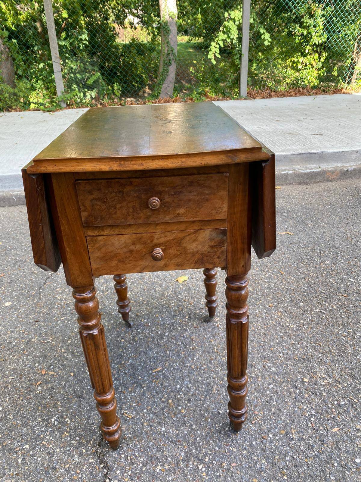 Victorian Pembroke table from the 19th century in walnut burr with drop-leaves.