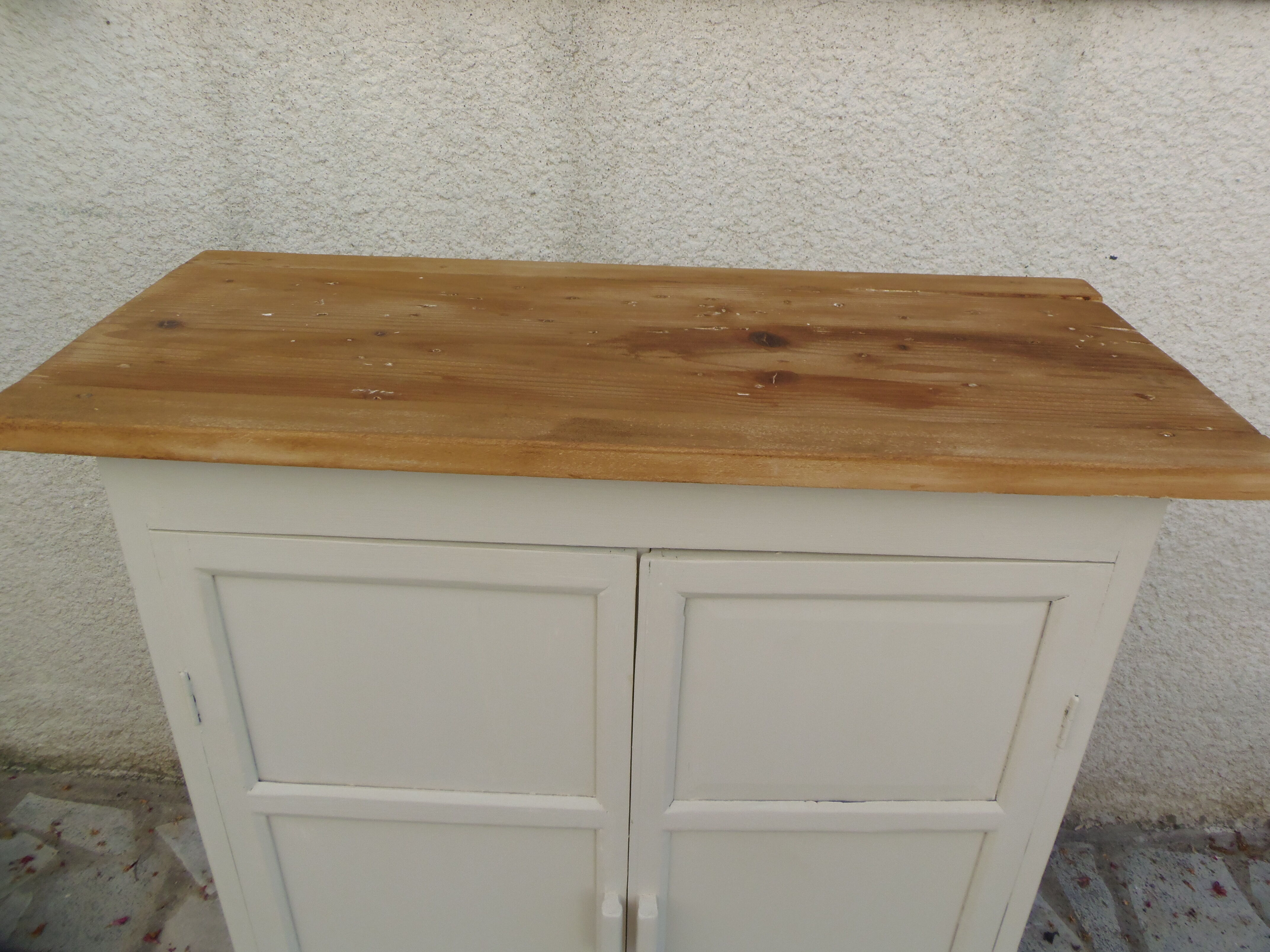 Meuble, buffet peint en beige, plateau en bois brut