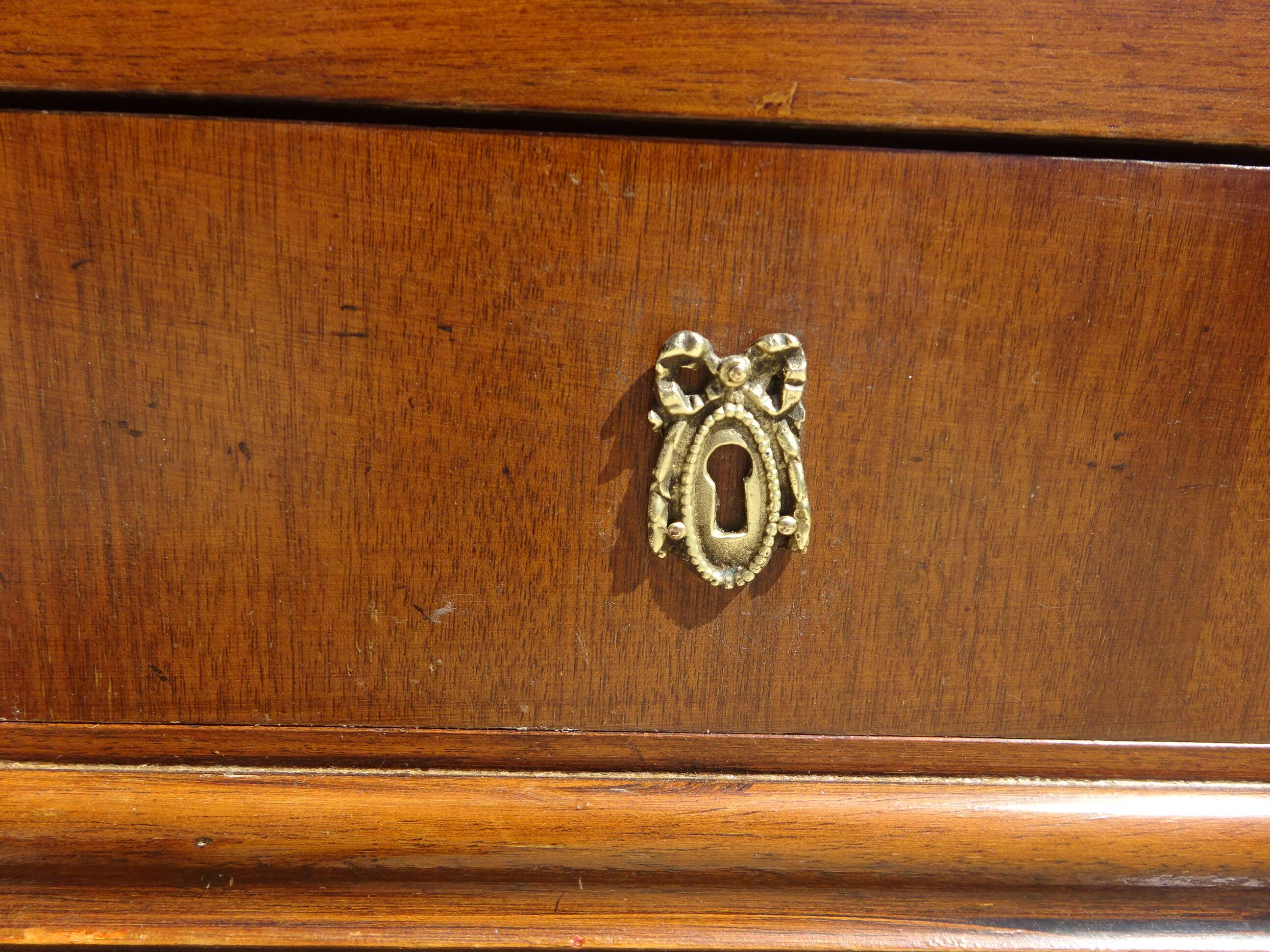Commode 4 tiroirs, jolies poignées dorées