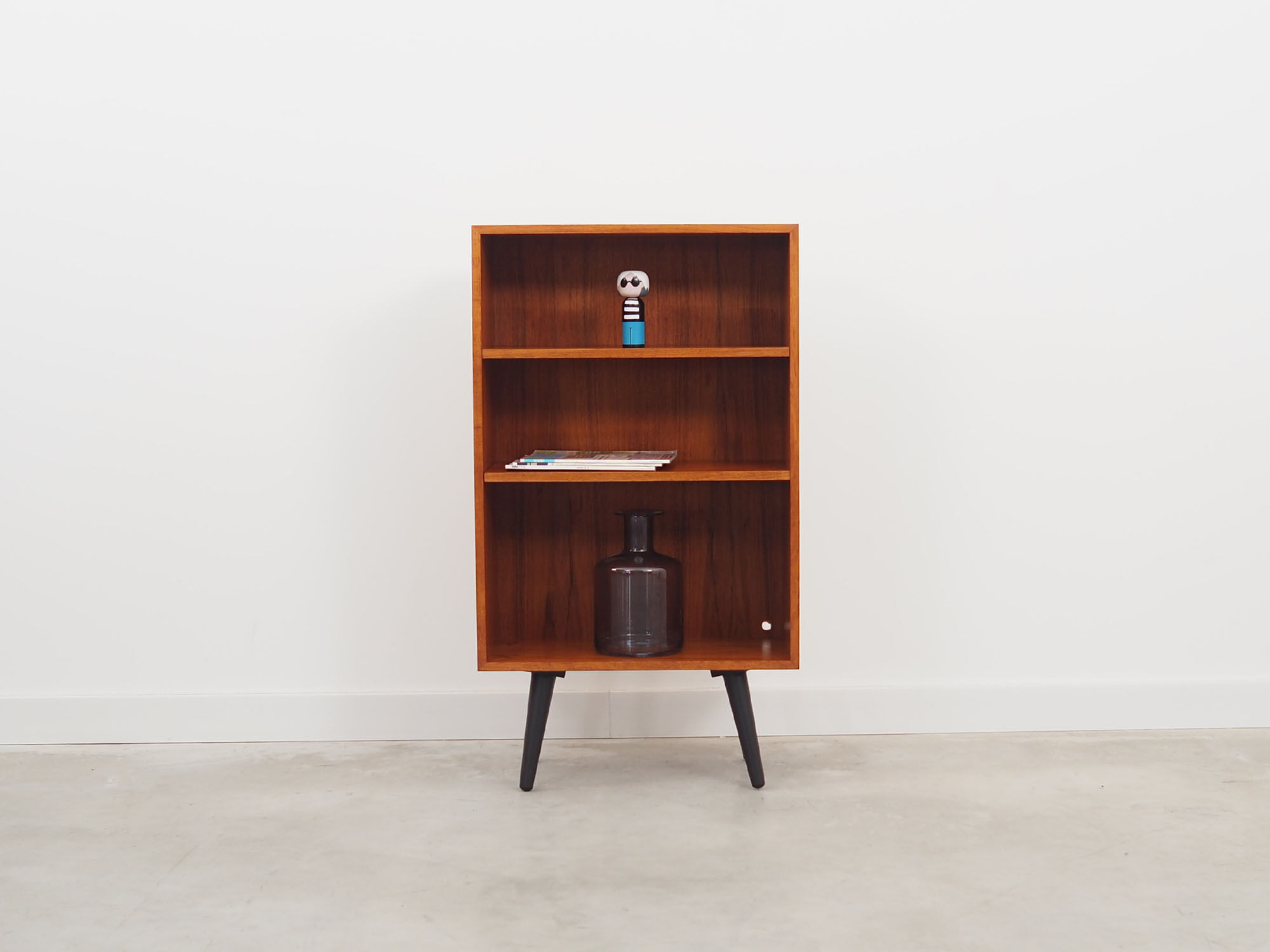 Bookcase made in the 1970s by the Danish factory Domino Møbler.