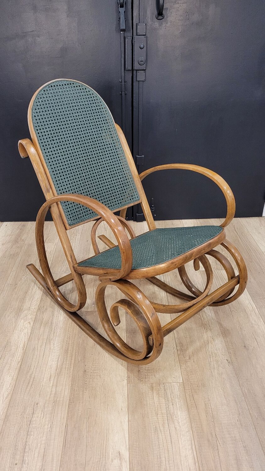 Rocking-chair en bois courbé et cannage