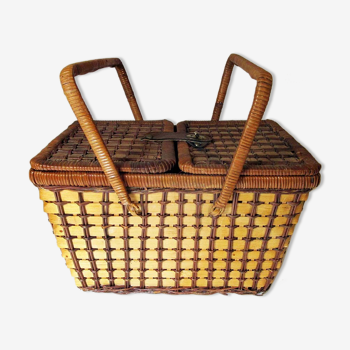 Two-coloured wicker picnic basket