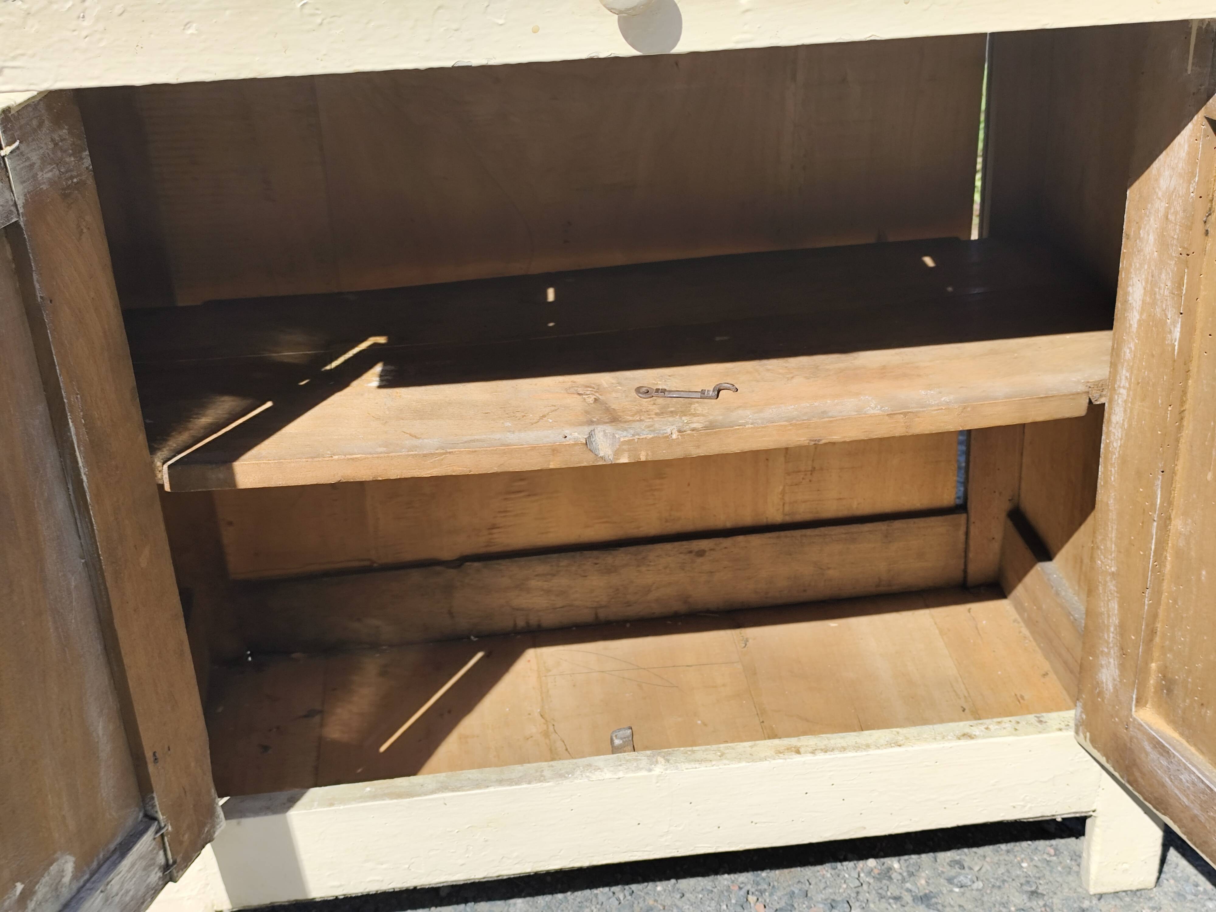 Small Parisian sideboard with one drawer and two doors, white lacquered