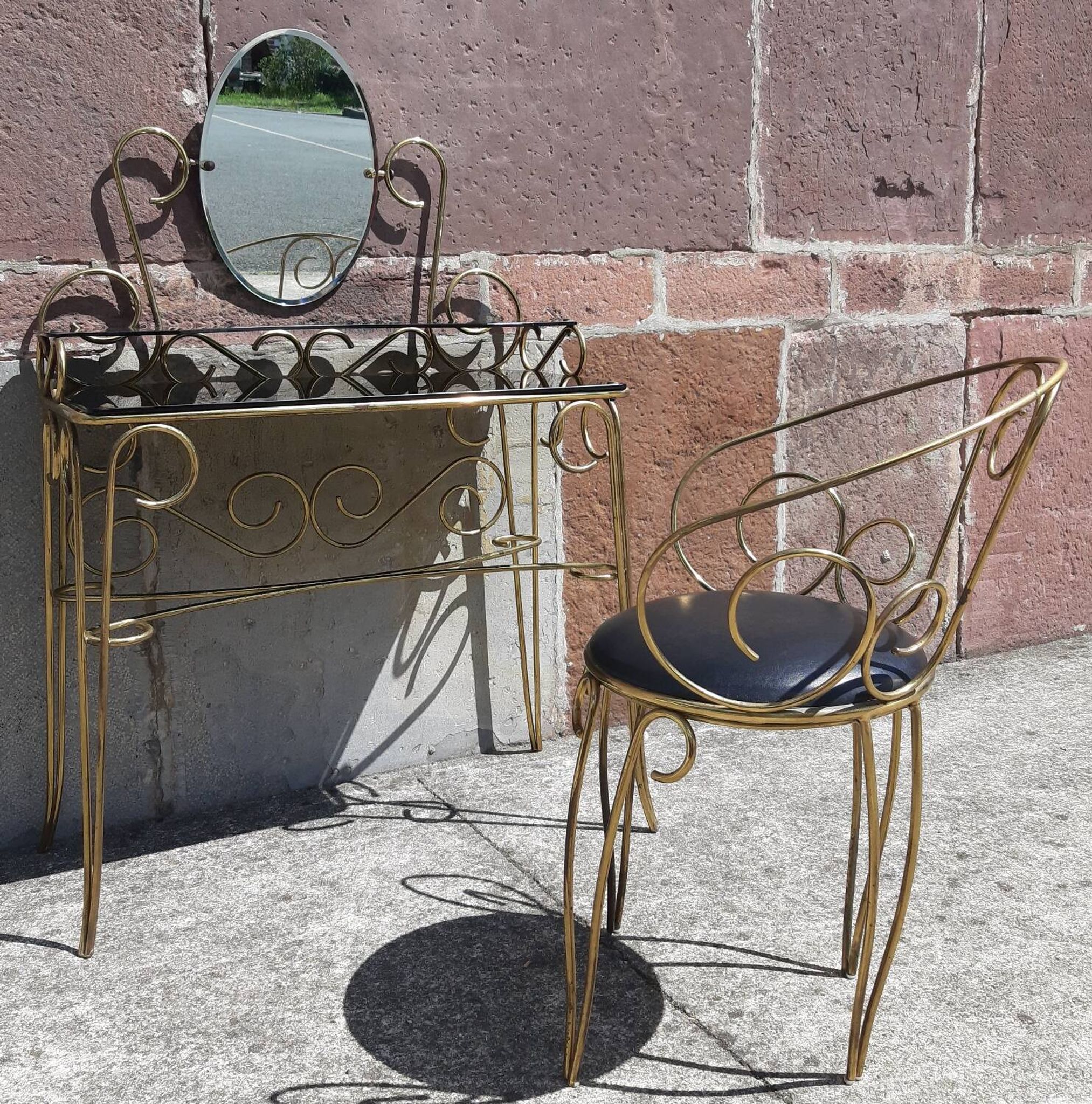 Coiffeuse et chaise en métal doré et opaline.