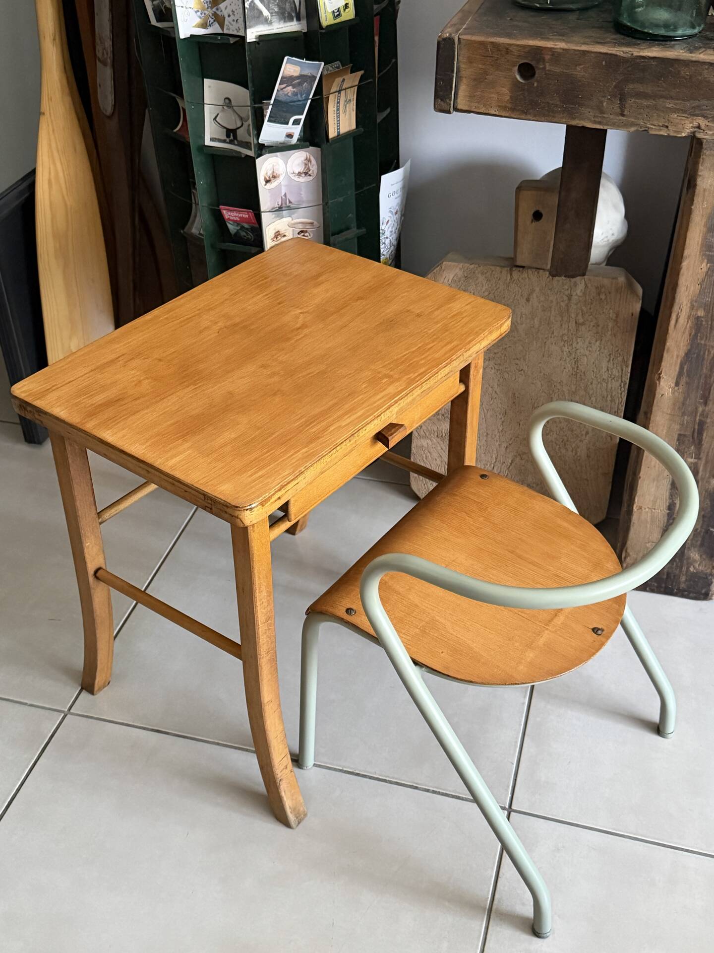Bureau enfant Baumann en bois et chaise Hitier vintage