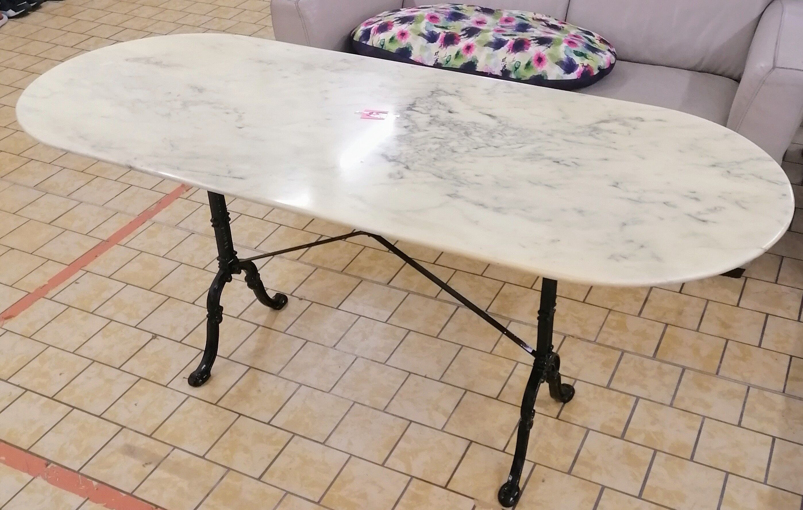 Table de bistrot godin en marbre blanc cassé oval fer forgé