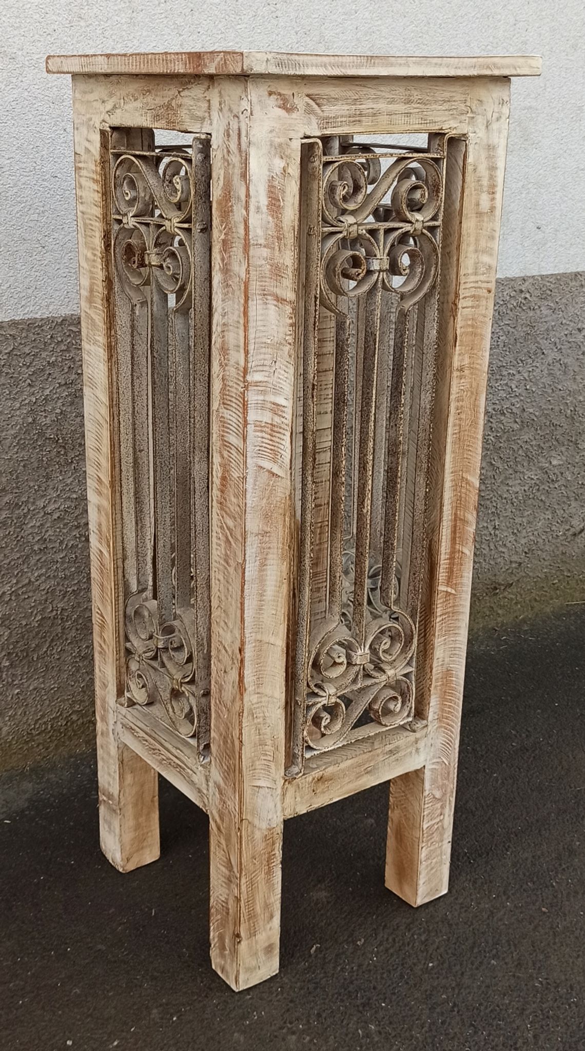 Antique pedestal table in wood and wrought iron
