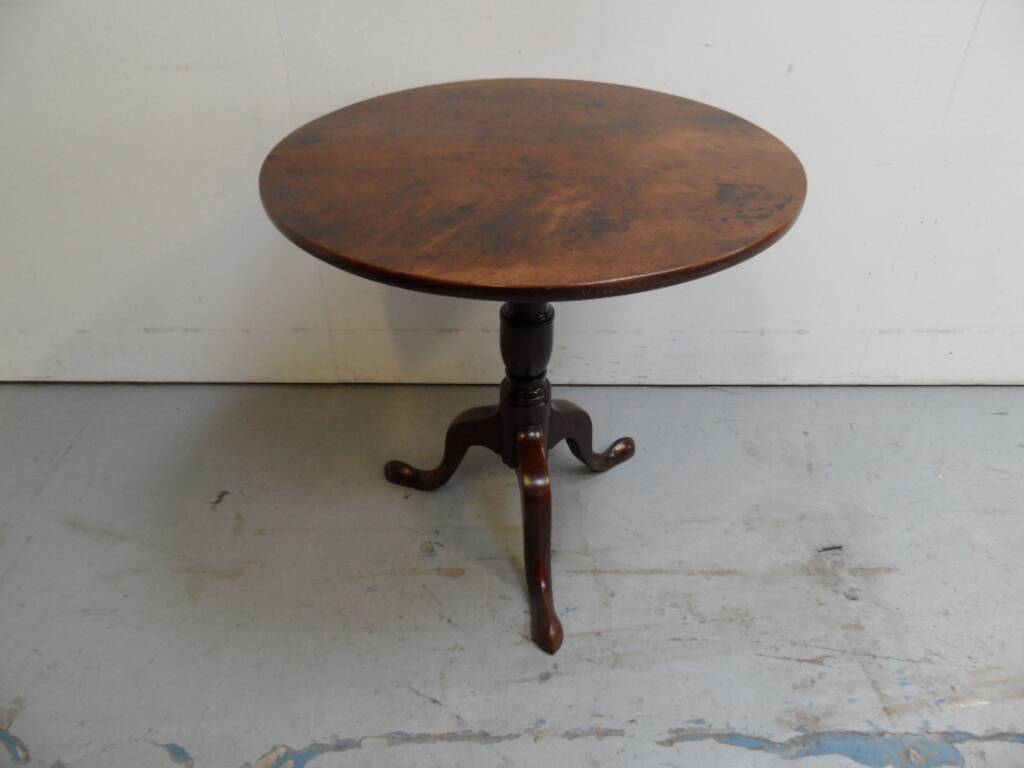 Table ronde inclinable antique en acajou