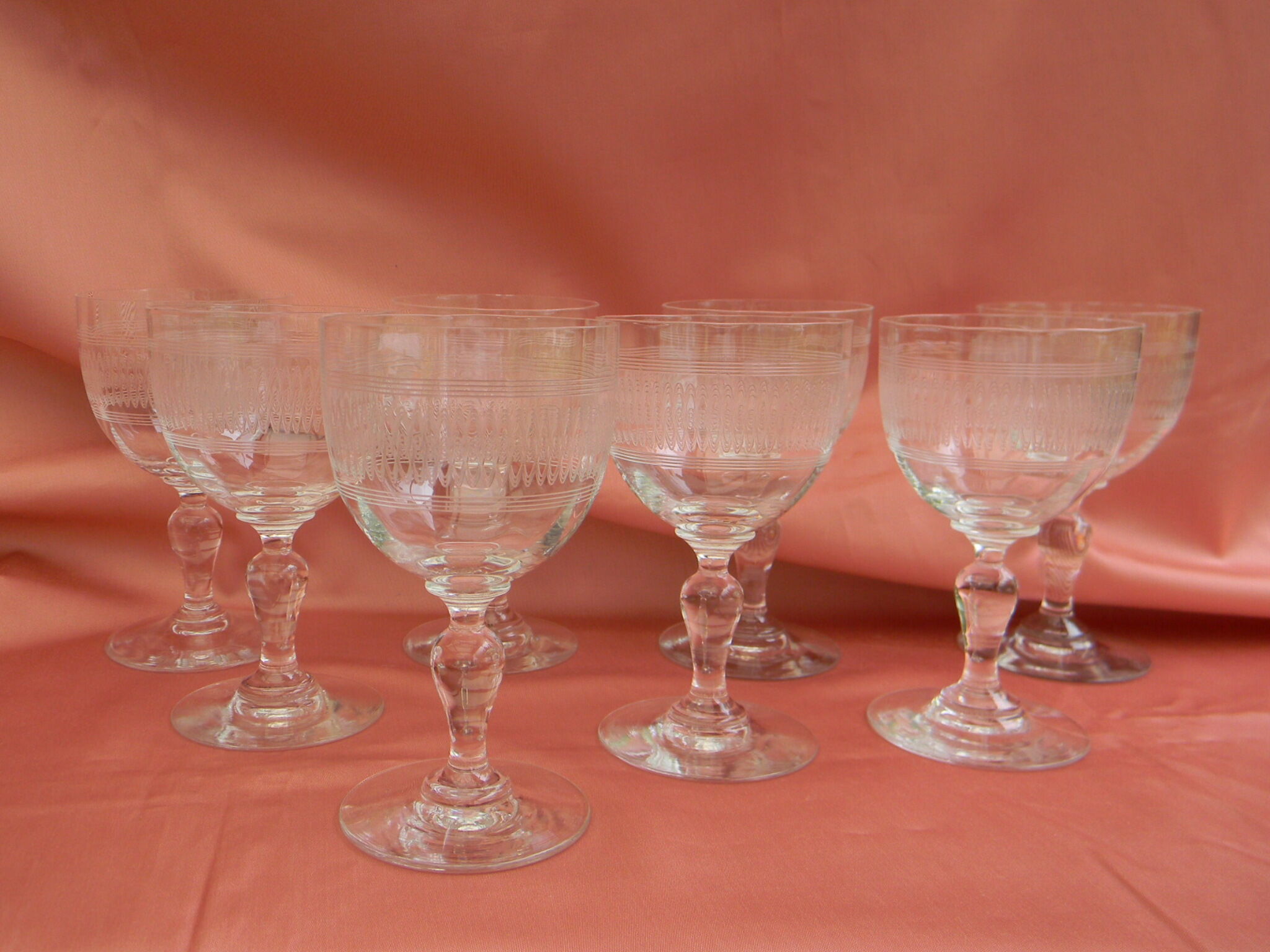 Lot de 8 verres anciens à vin blanc ou apéritif en cristal  gravé.