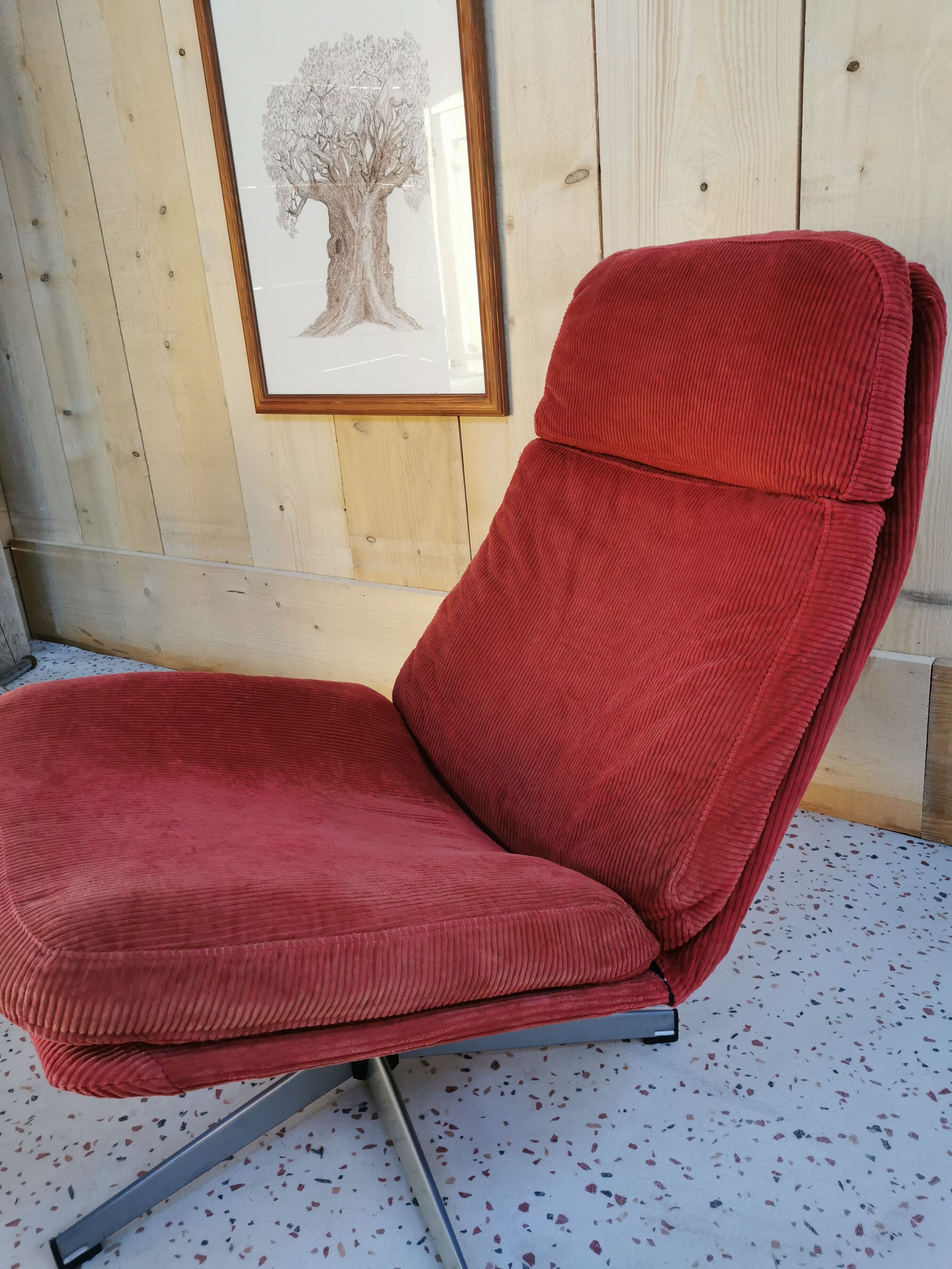 Swivel armchair