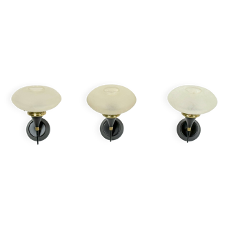 Ensemble de trois appliques Stilnovo italiennes du milieu du siècle en laiton et verre gravé