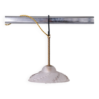 Lampes suspendues du milieu du siècle en laiton et en verre (5 disponibles)