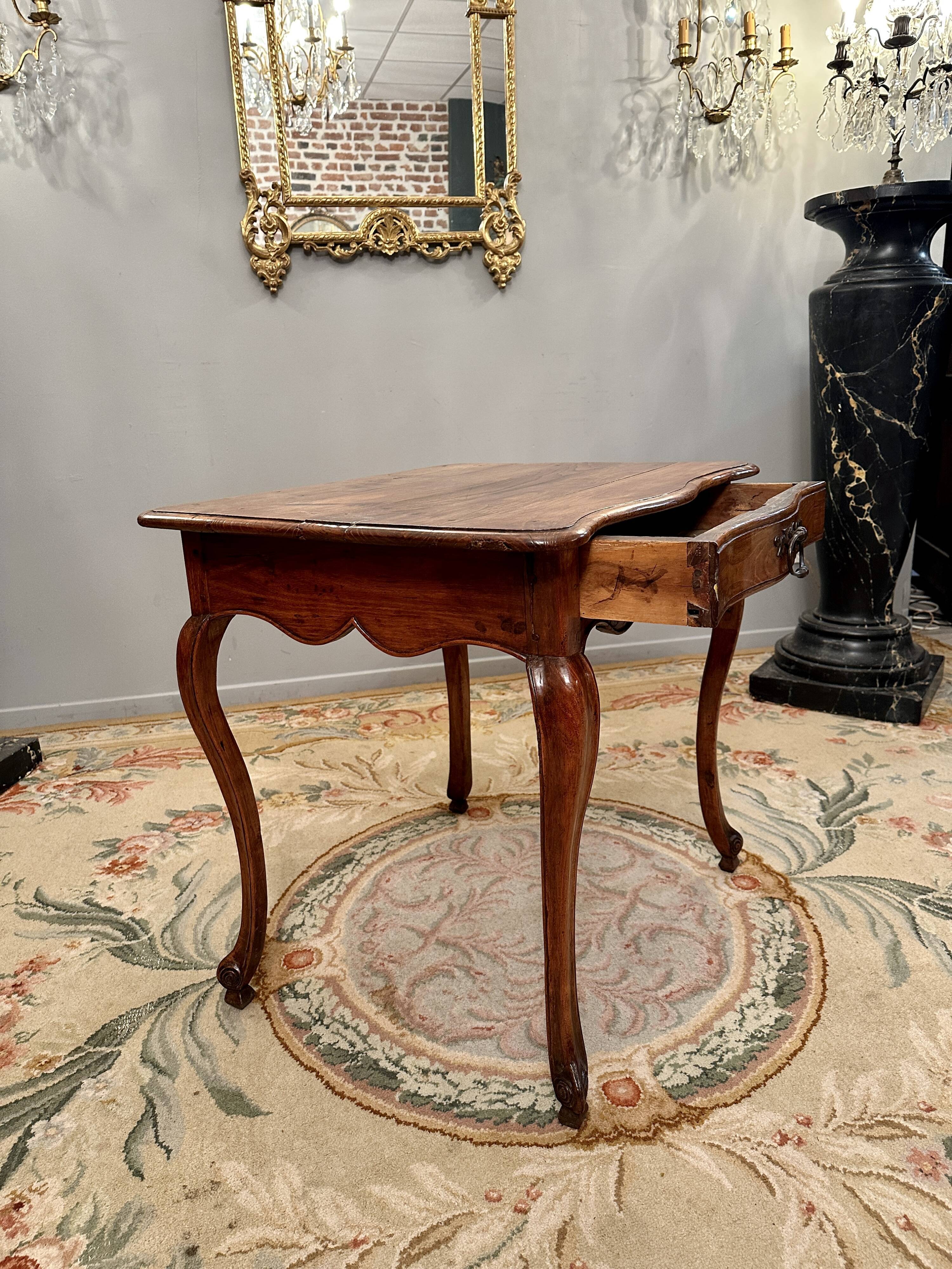 Middle table in walnut period Louis XV around 1730