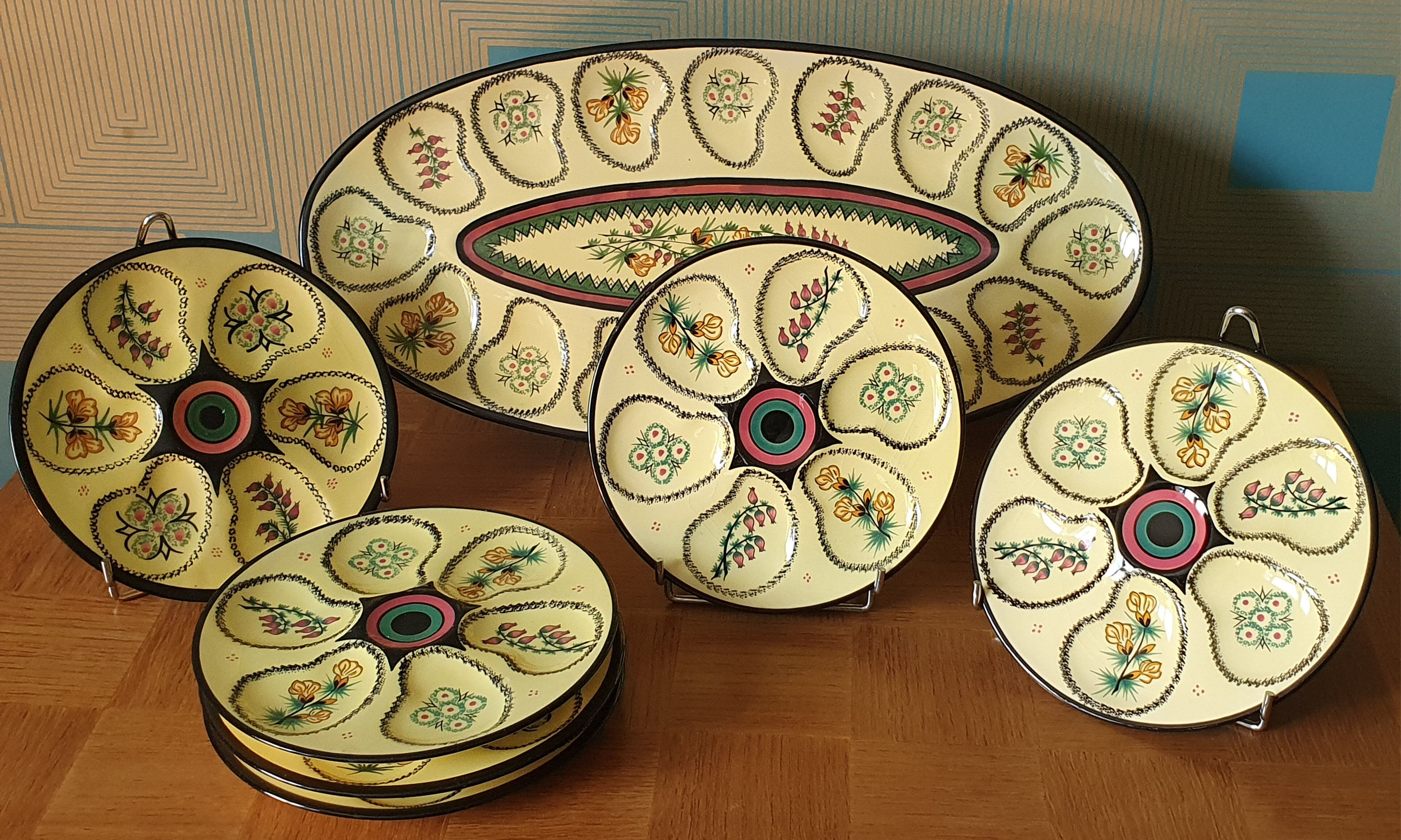 Service with oysters and shellfish in Quimper earthenware