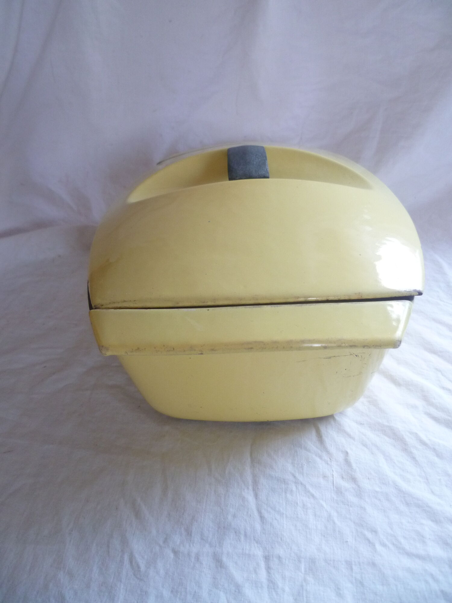 Dish casserole in yellow cast iron years 50/60 raymond loewy number 45