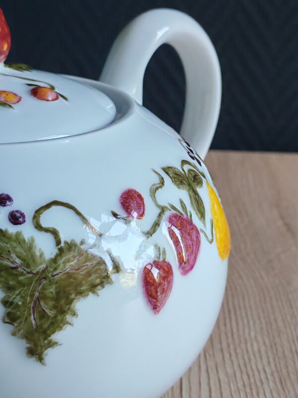 Théière Deshouliéres en porcelaine de Limoges, décor fruits fraises cerises