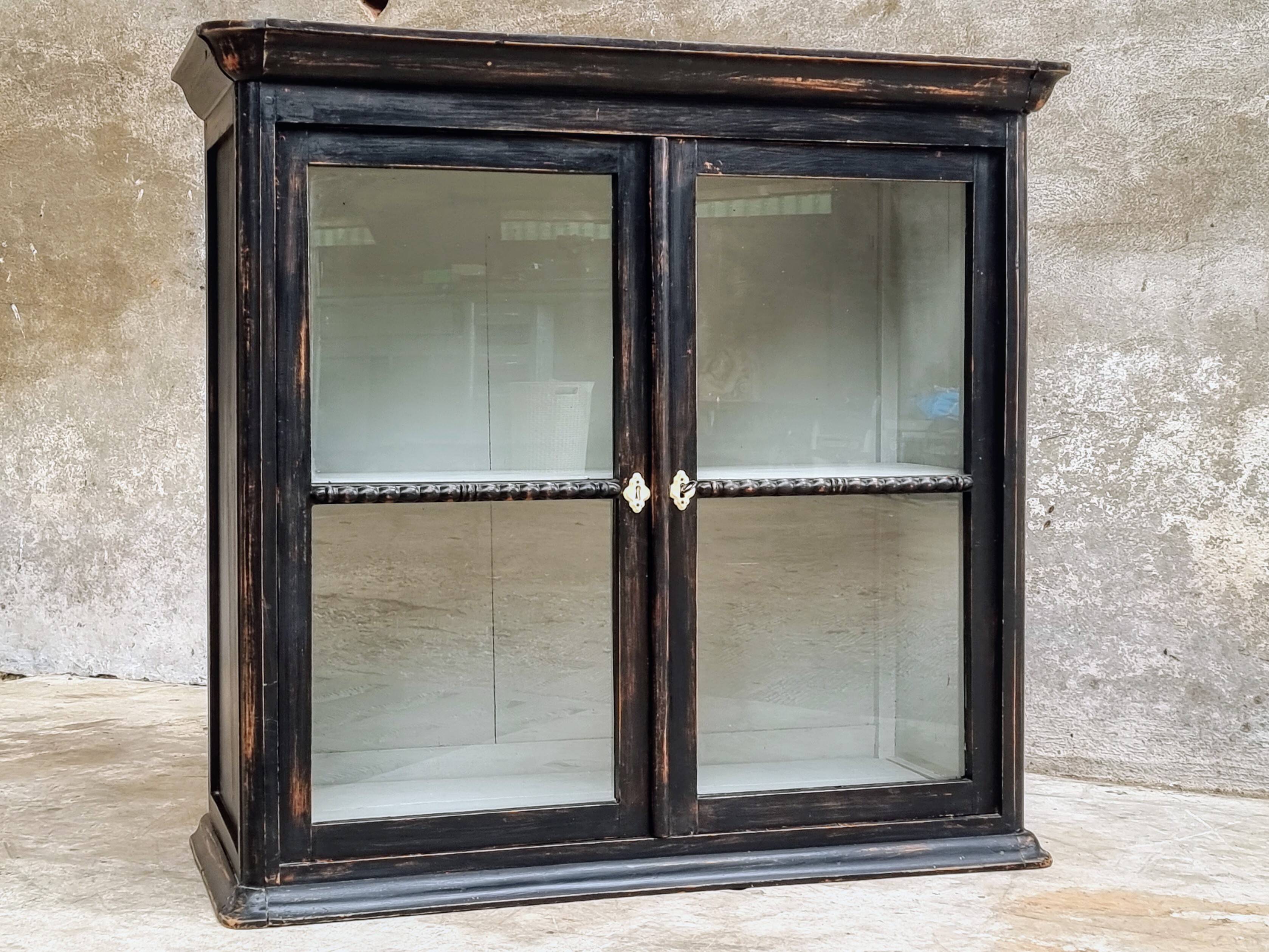 Vitrine antique, armoire suspendue, bois de pin, noir mat