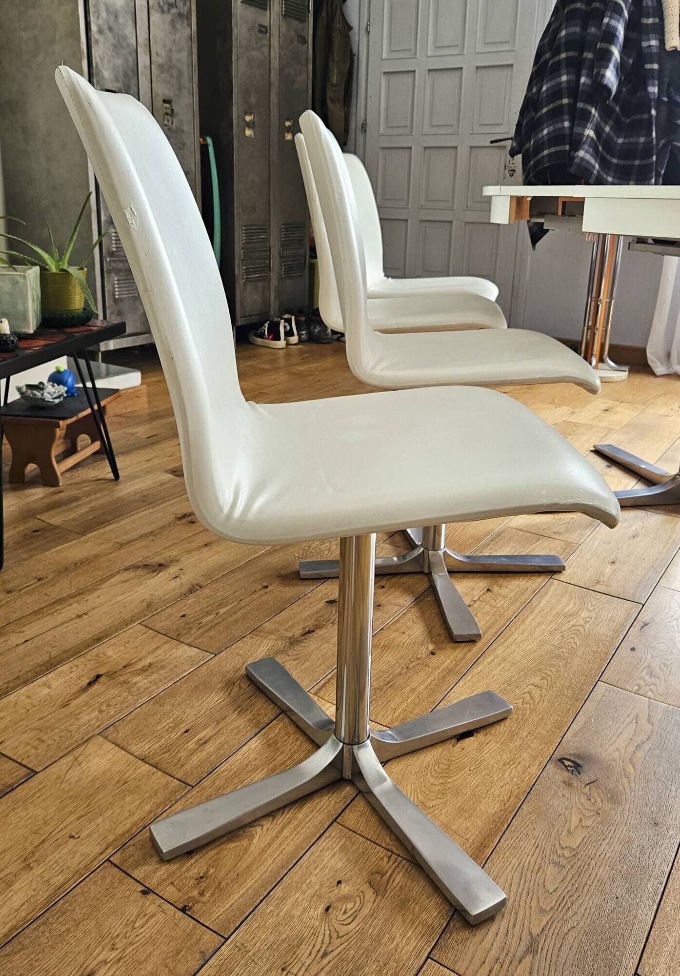 Extendable round table in white formica and 4 matching chairs by Roche Bobois.