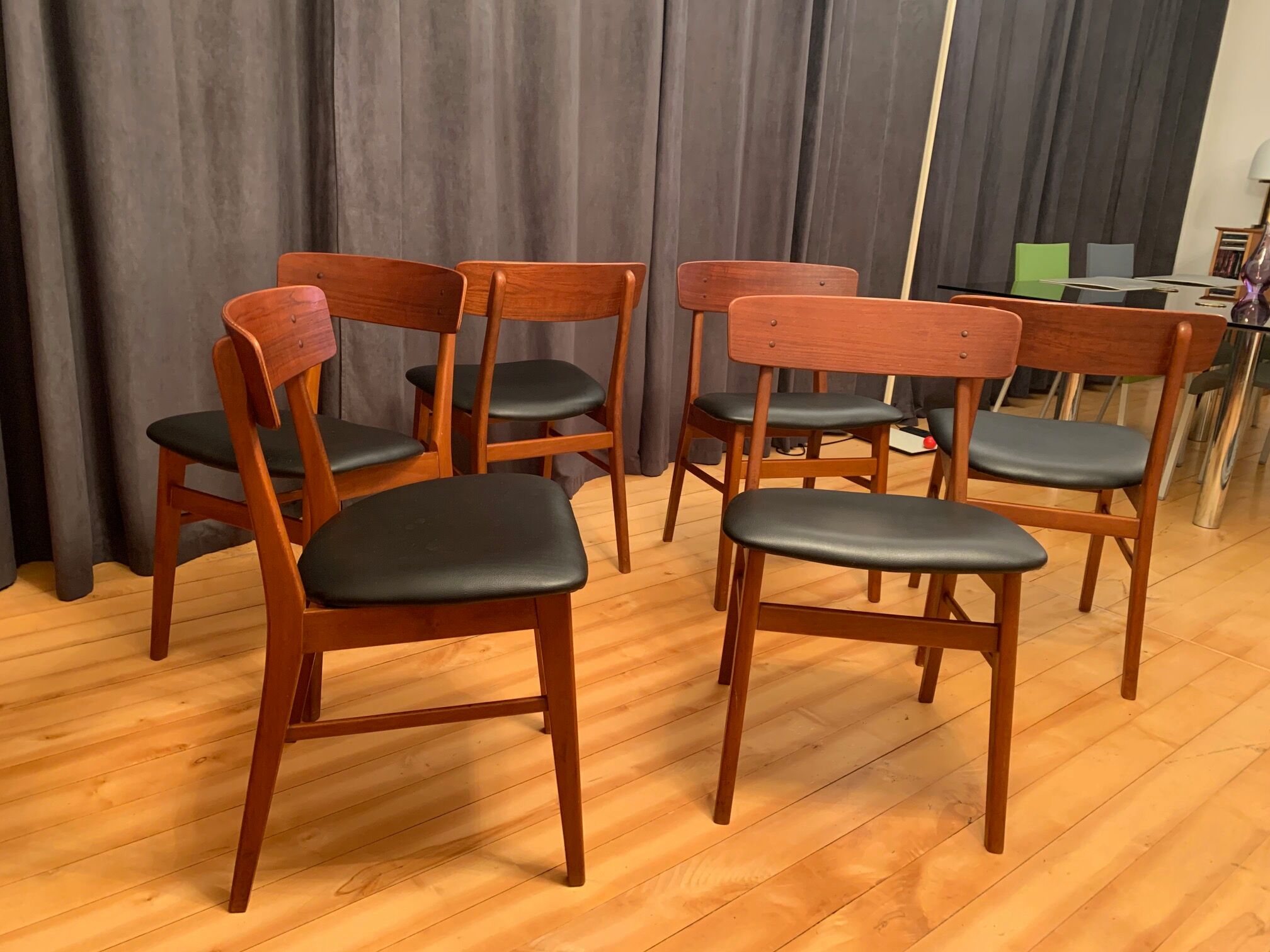 Ensemble de six chaises de style Børge Mogensen Farstrup, Danemark, années 1960.