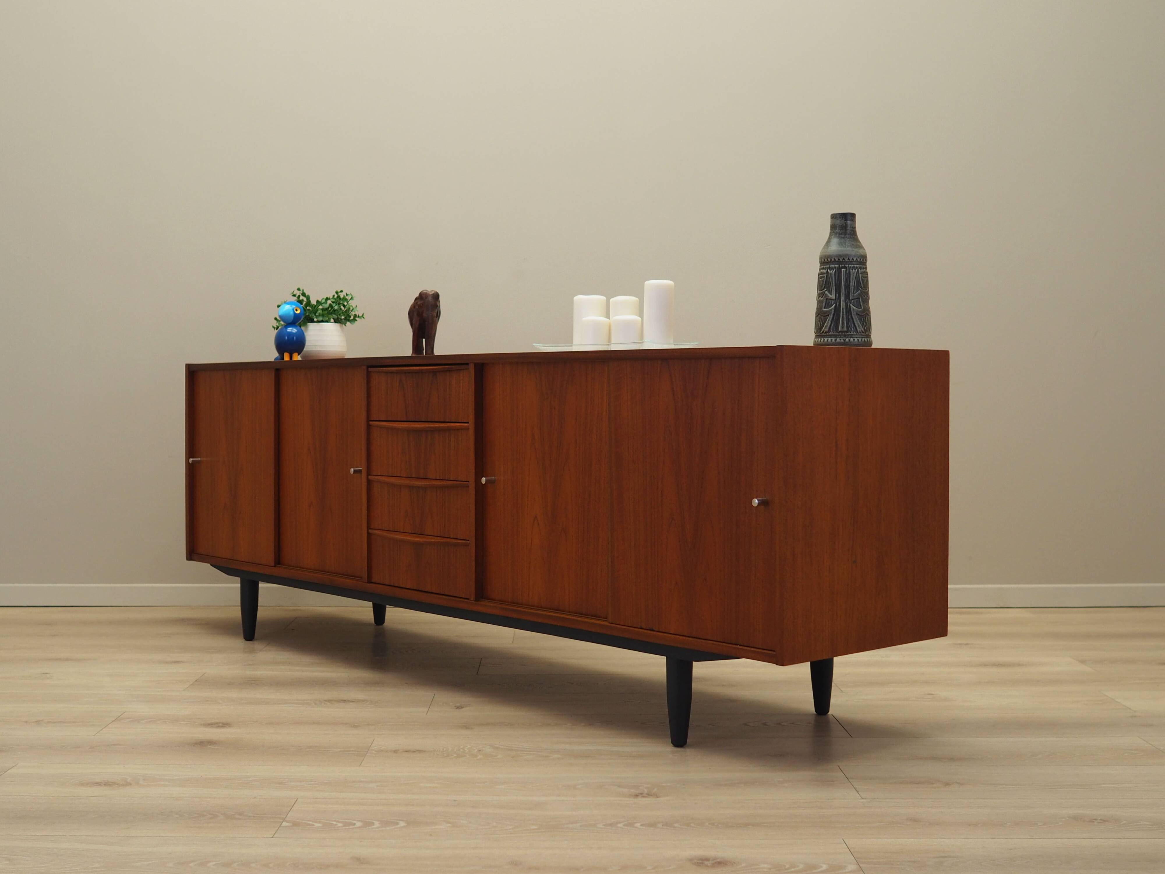 Enfilade en teck, design danois, années 1970, production : Danemark