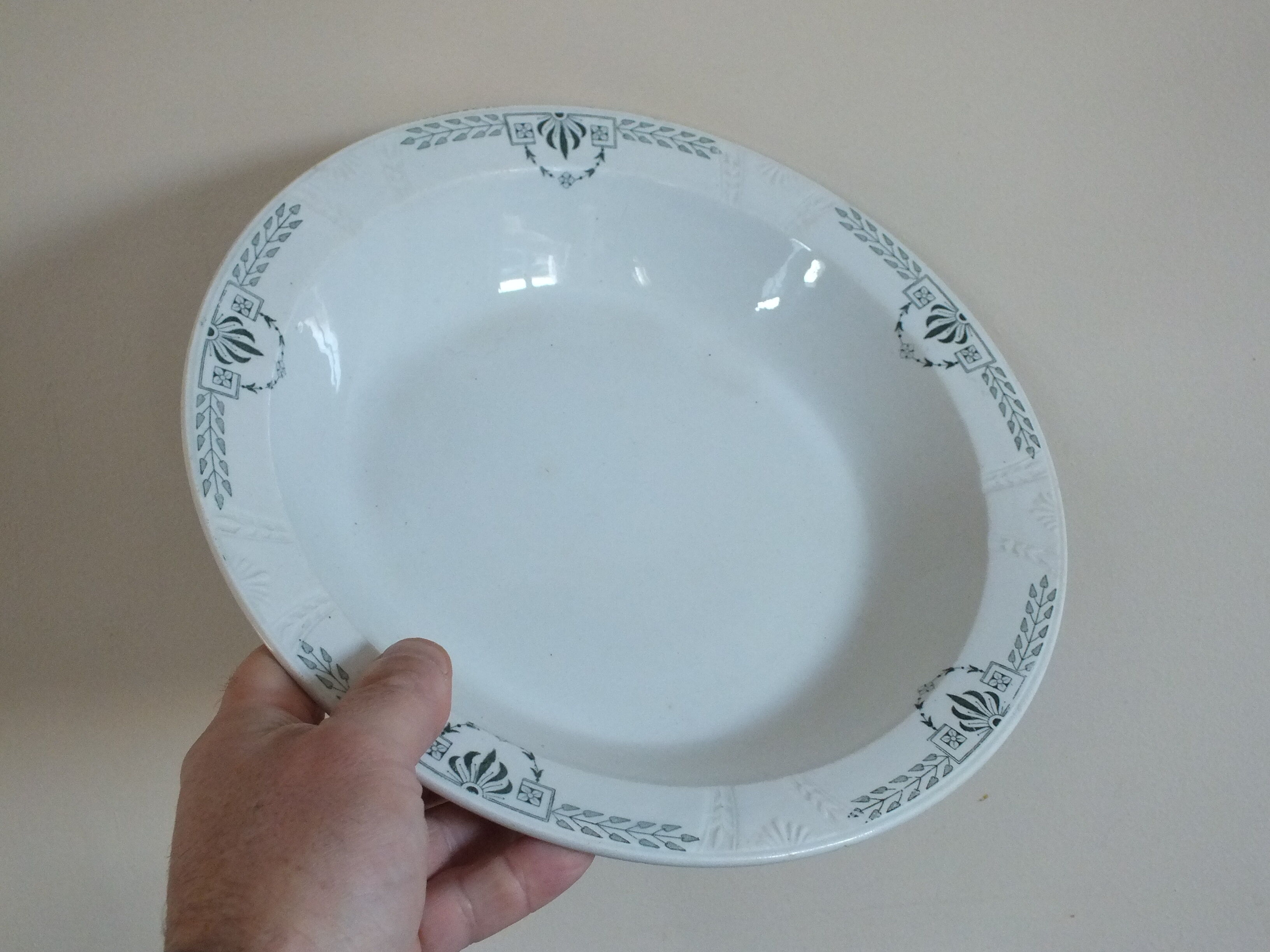 Hollow dish in Iron Terra Gien service Clara