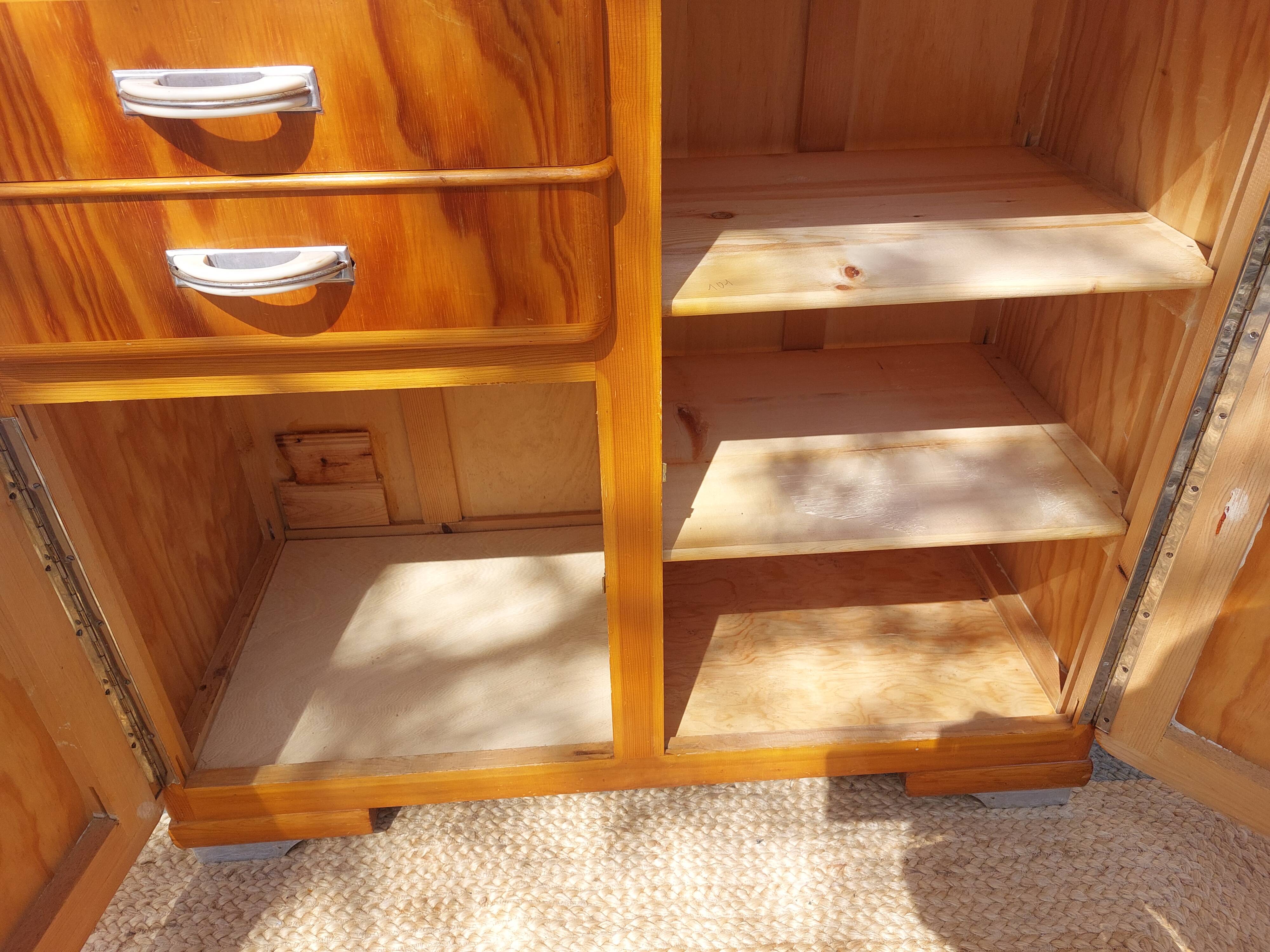 buffet Mado, portes asymétriques