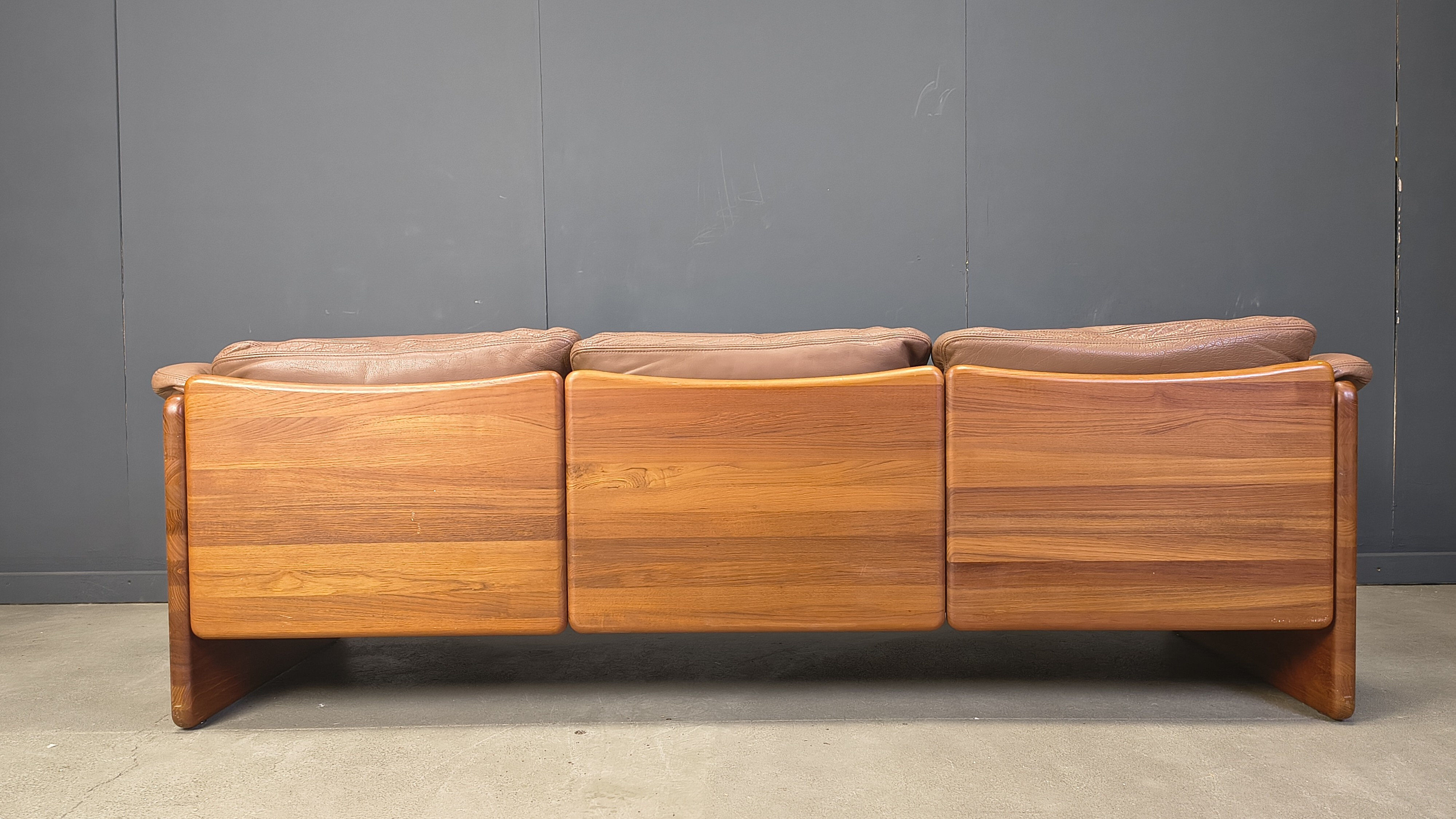 Canapé 3 places en cuir danois et teck par Mikael Laursen, années 1970.